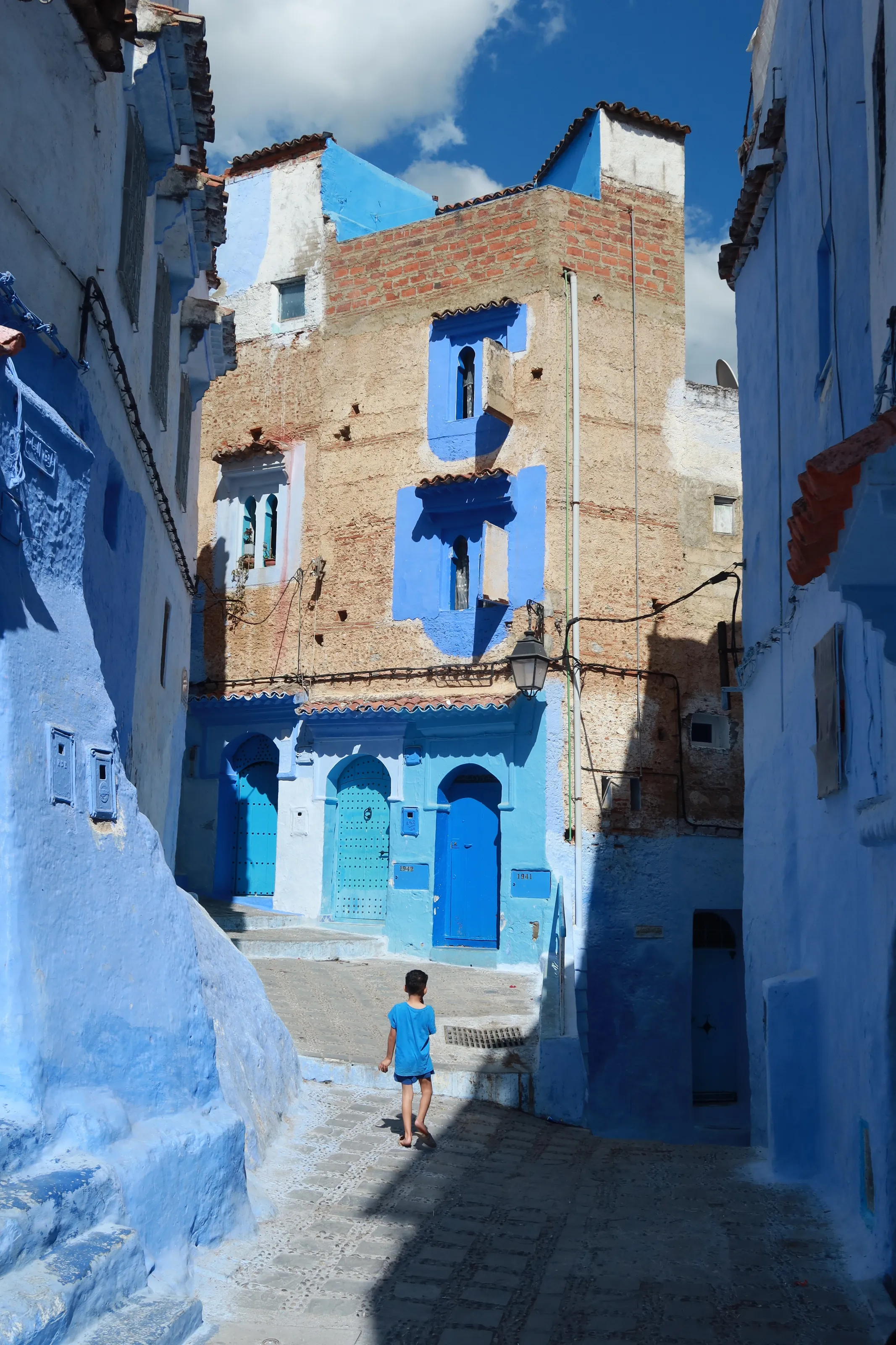 Interplay of Light and Shadow，Blue and White