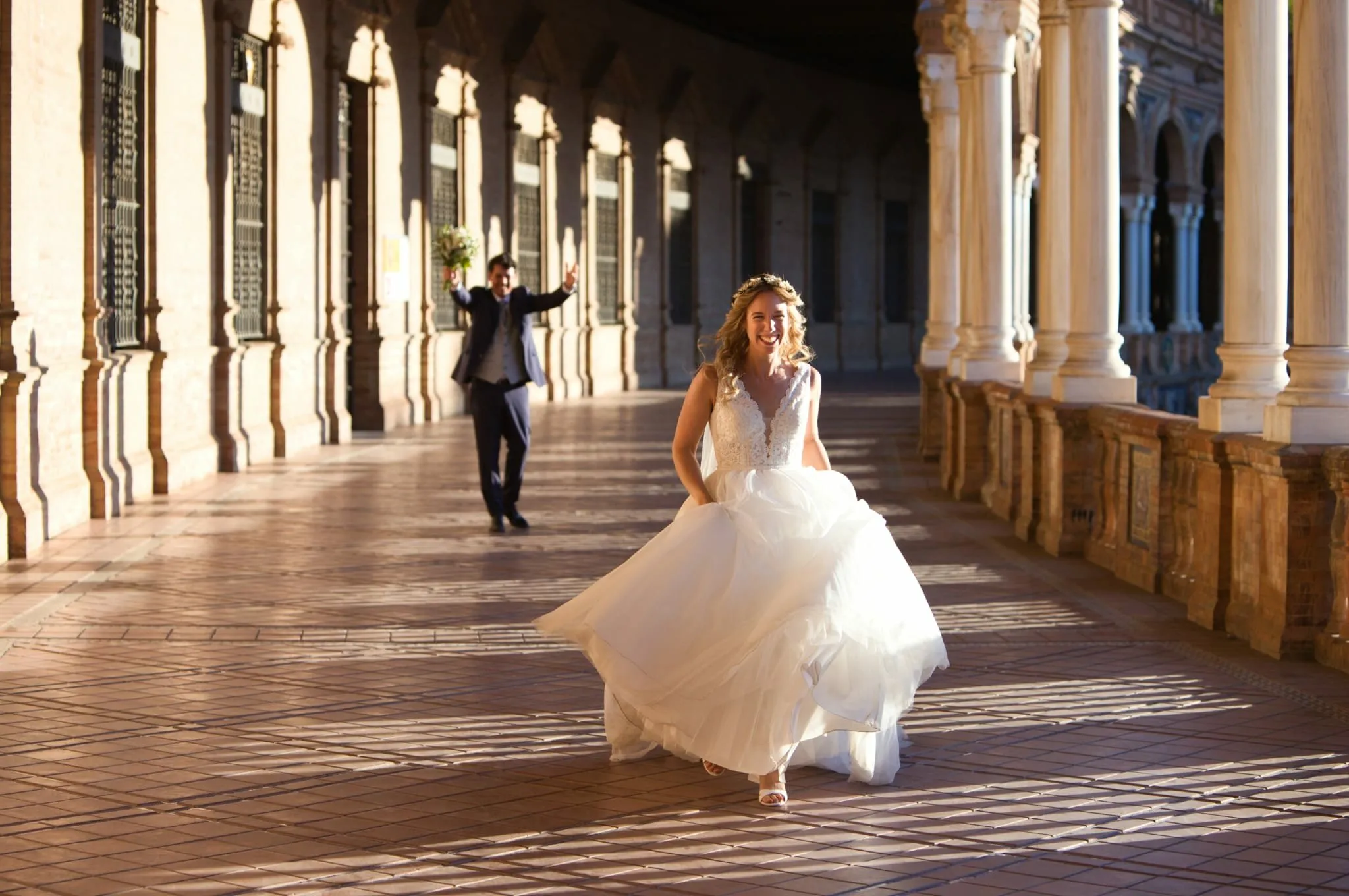 Novia a la fuga en plaza de España en Sevilla