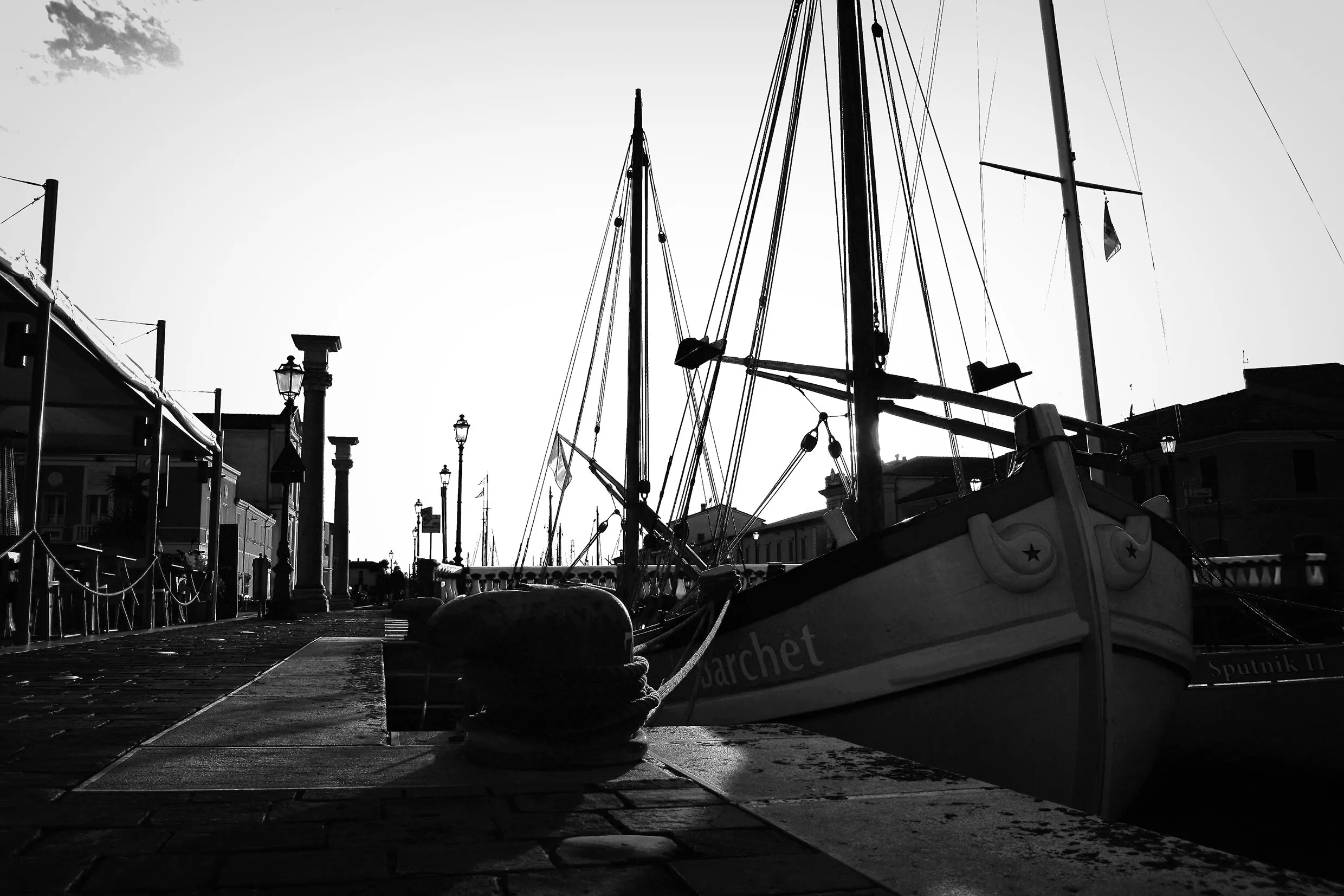 imbarcazione all'alba