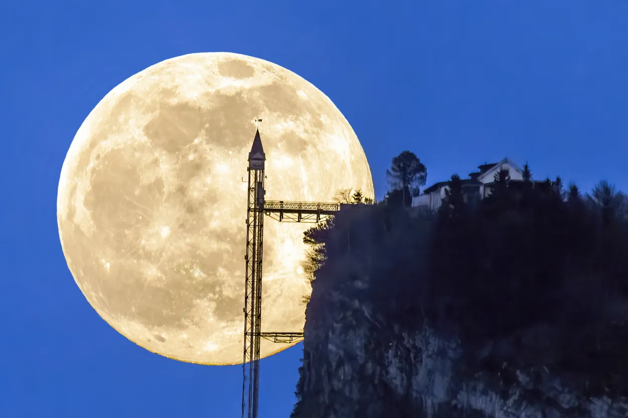 Full Moon rising behind Hammetschwand-Elevator - 03