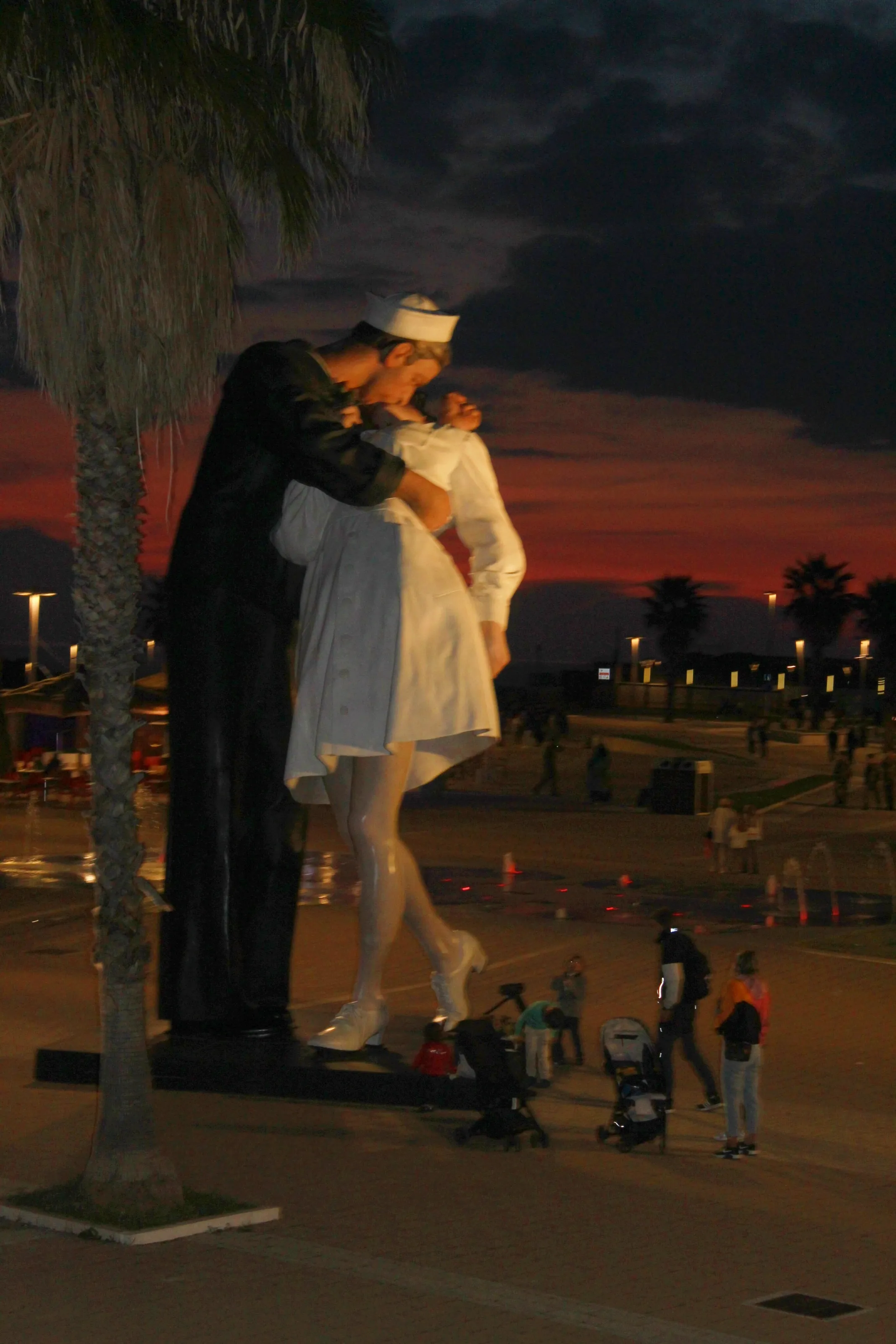The statue of the kiss