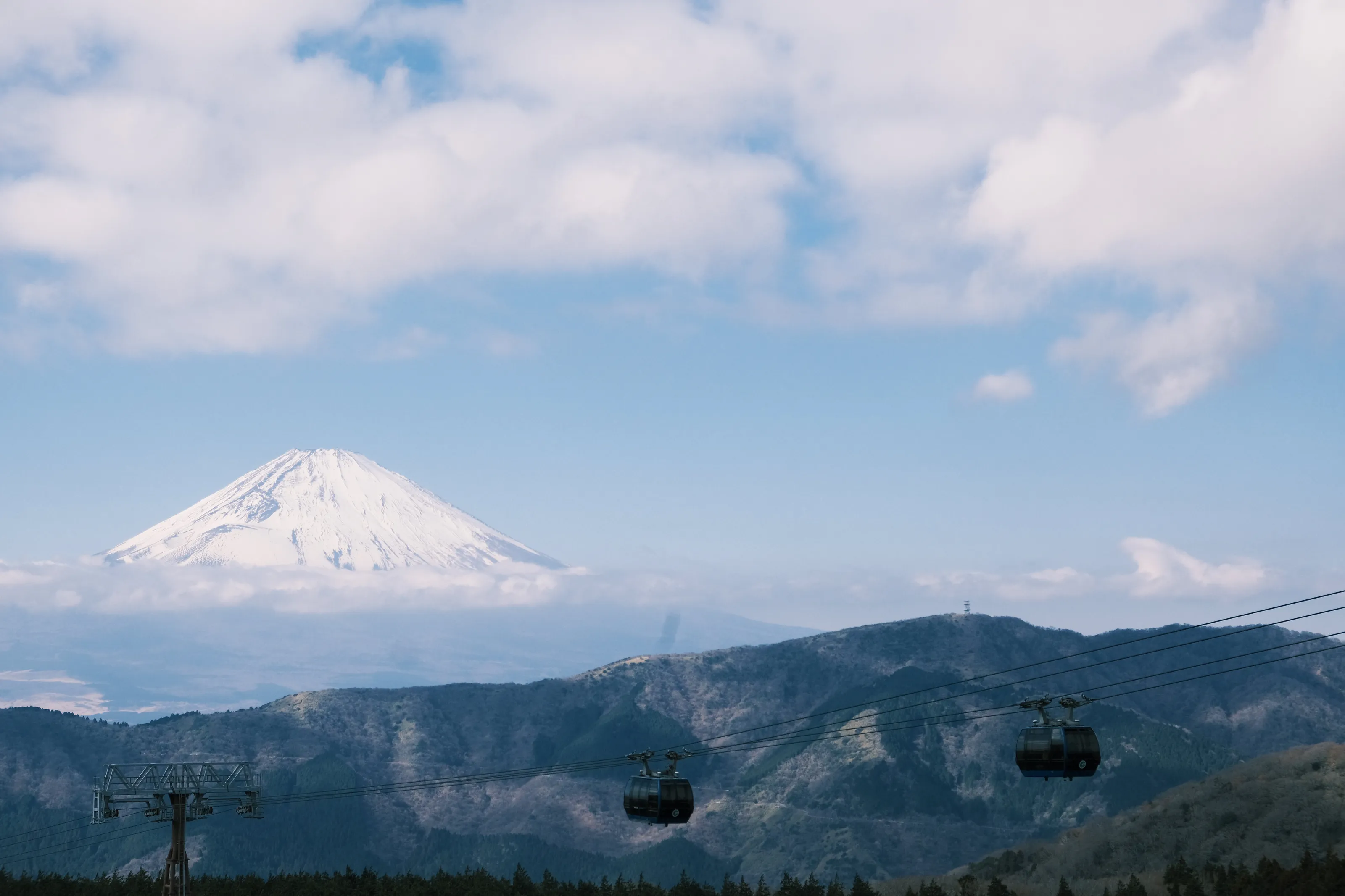 淡蓝山峰
