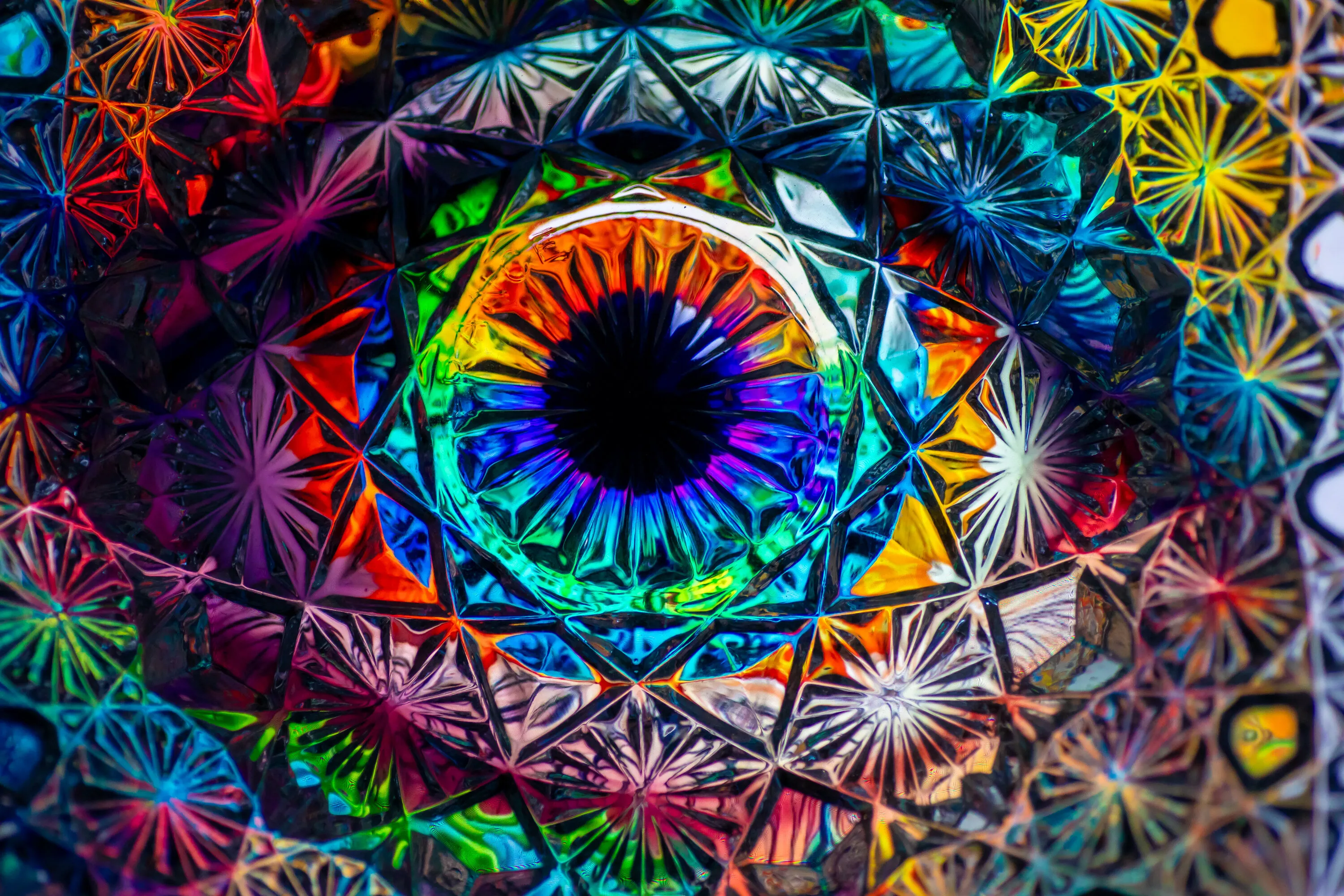 Fractuals through coloured cut glass