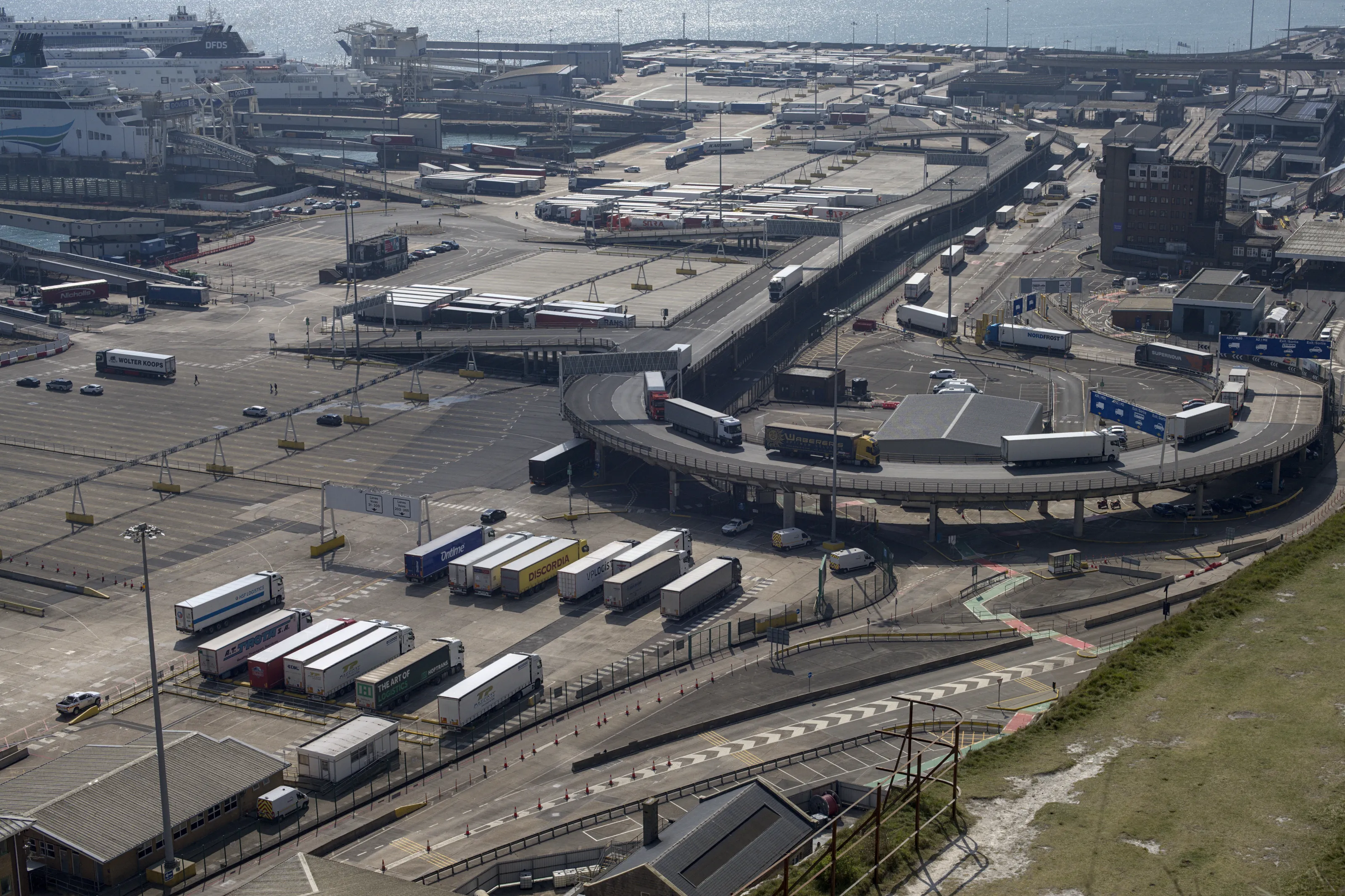 Semi-Trucks and Articulated Lorries