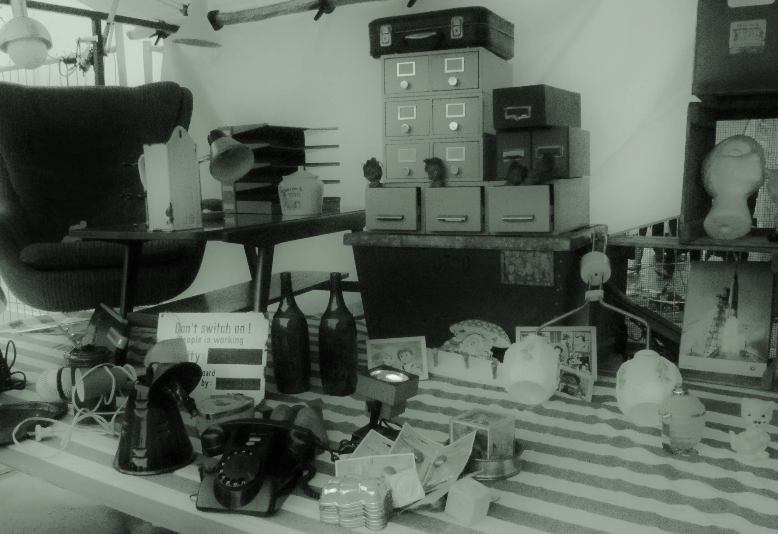 Bric-à-brac (miscellaneous objects and ornaments)