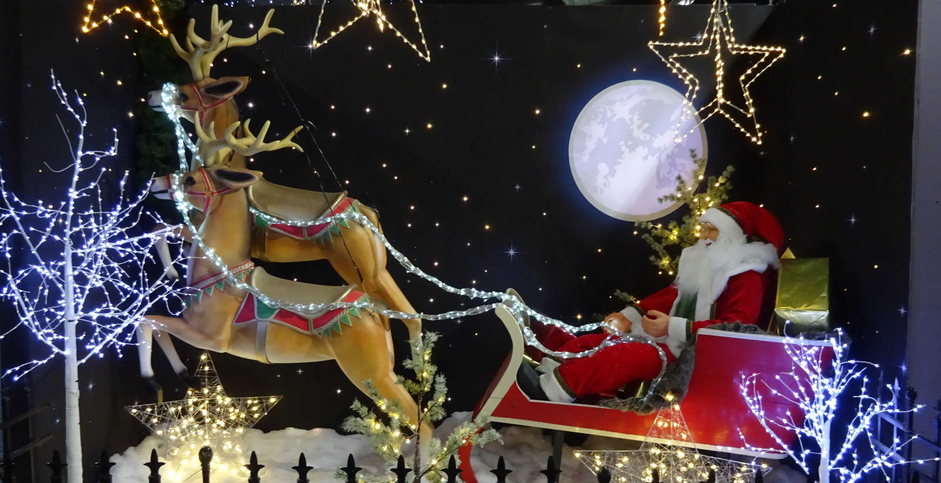 Public Displays of Christmas Scenes (in colour)
