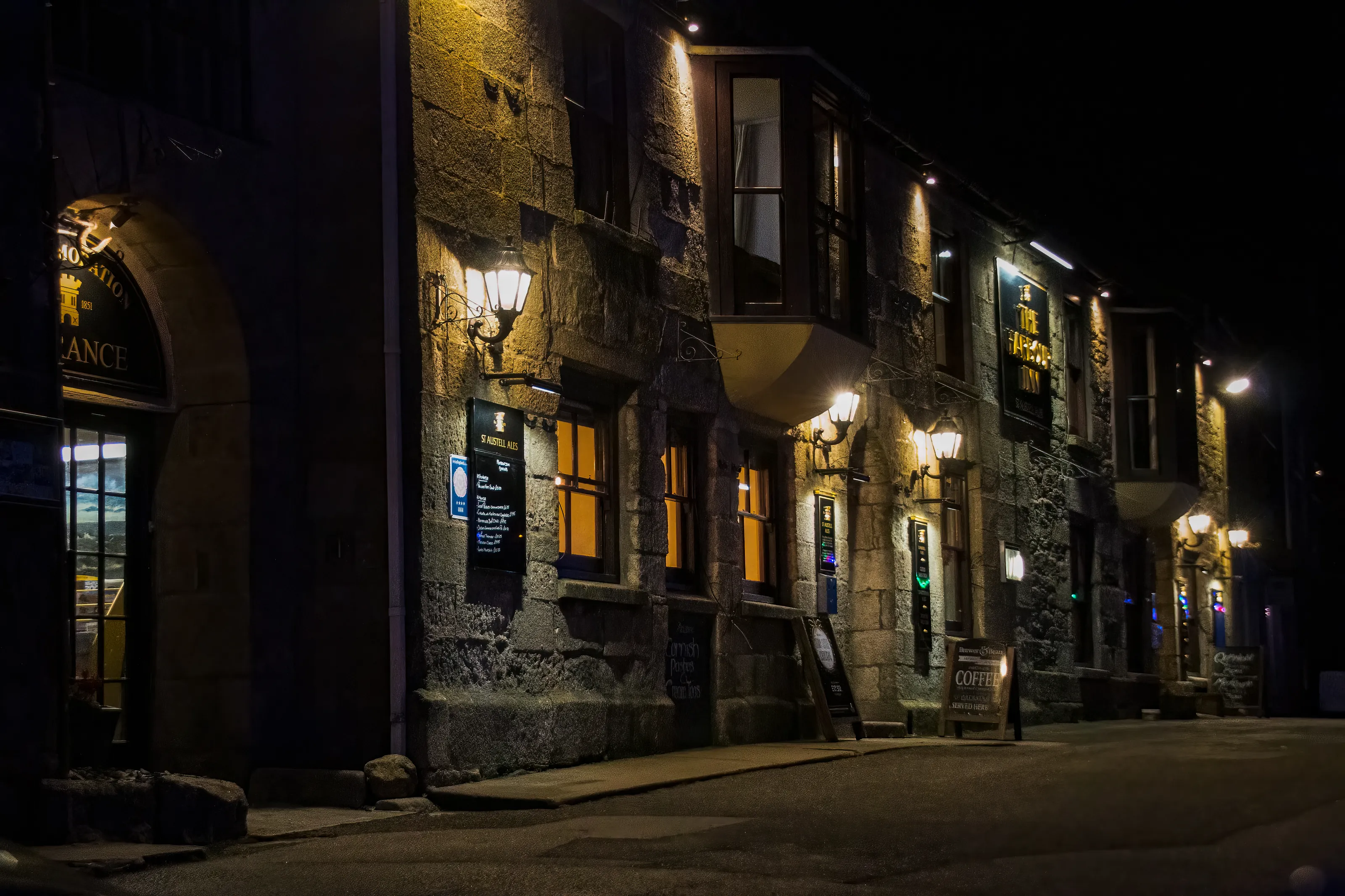 Exteriors of Pubs, Bars and Inns at Night