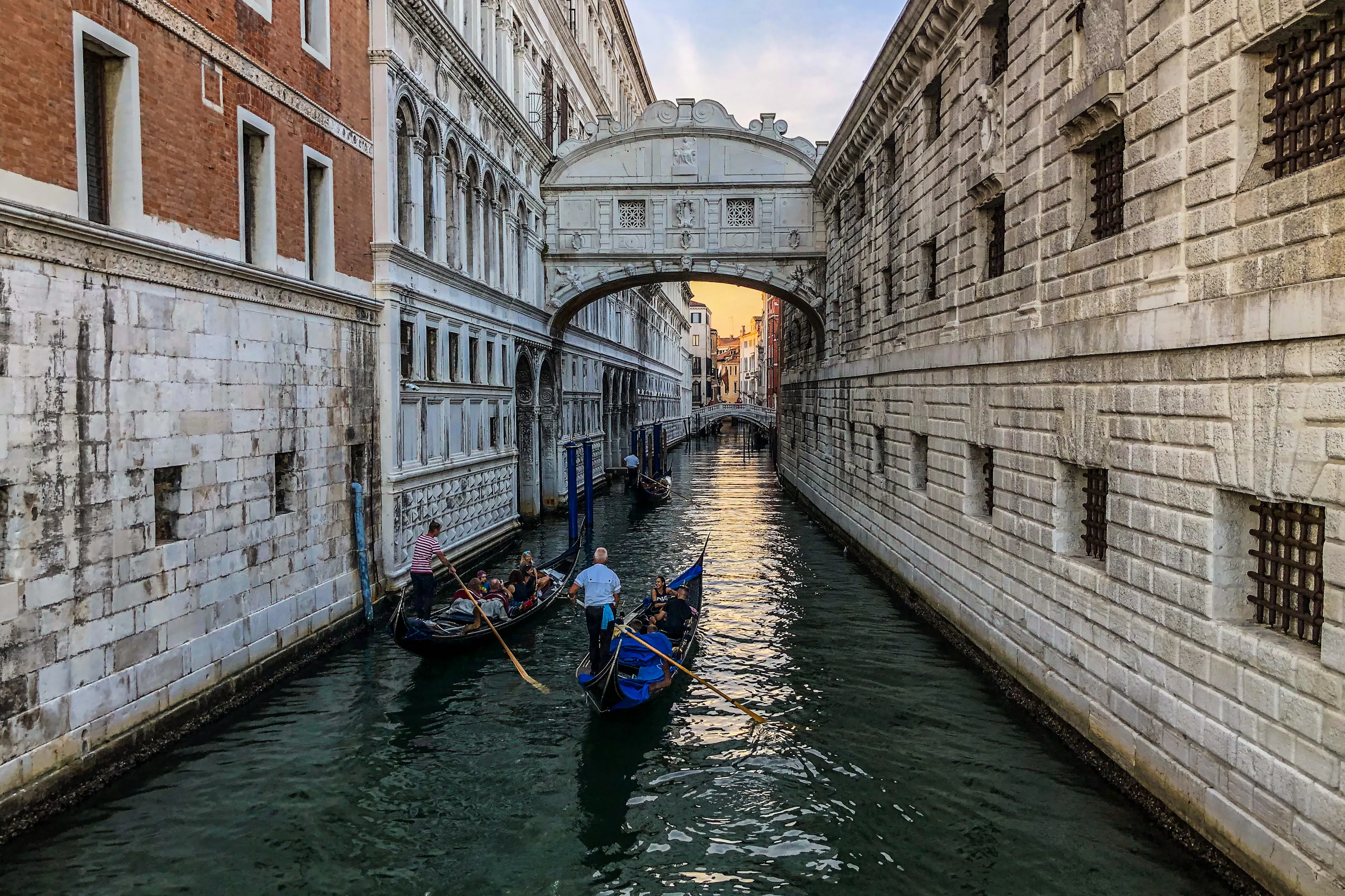 Urban Waterways Forming Water Alleys