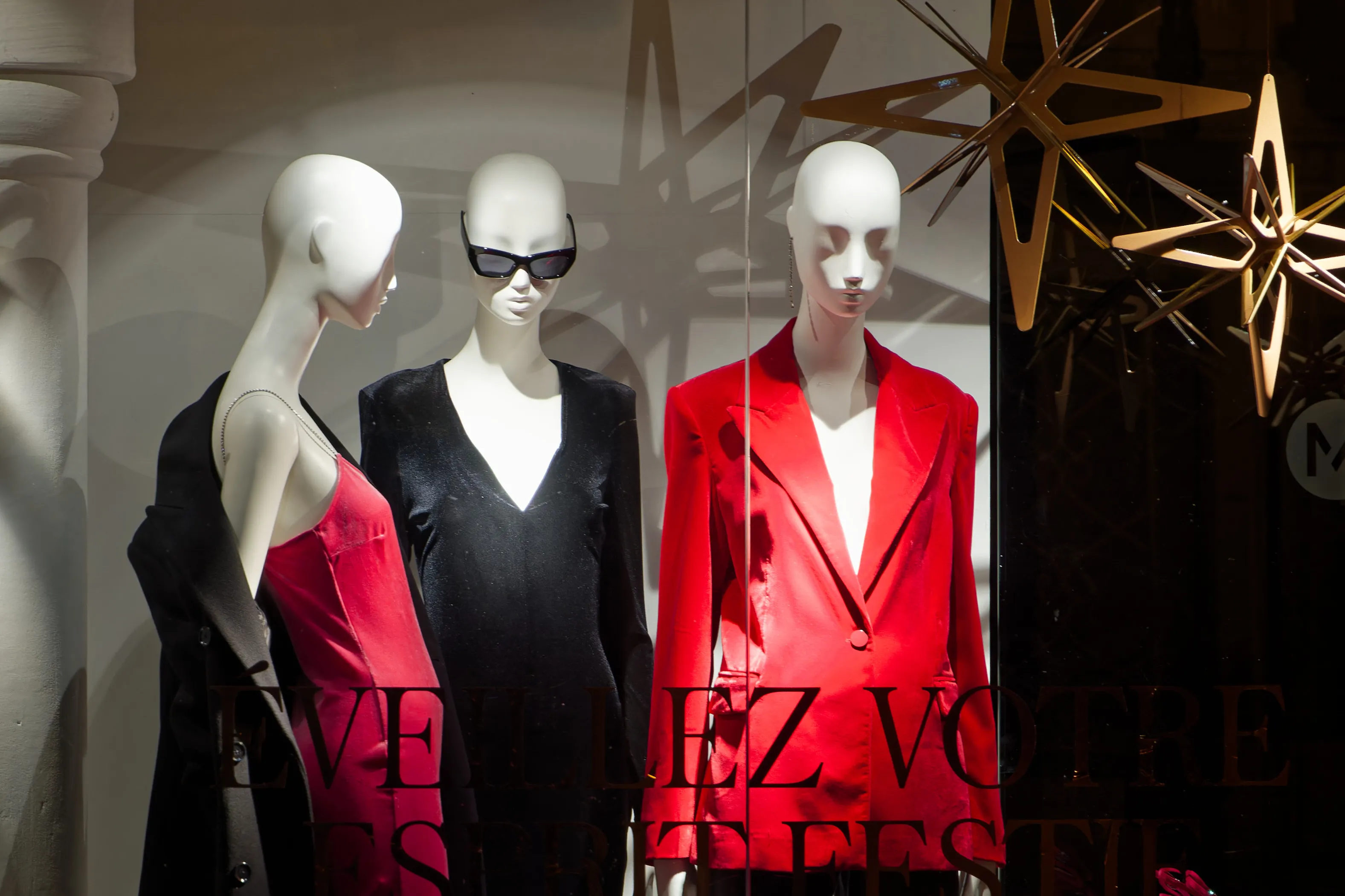 Window Displays of Fashion Stores (in colour)