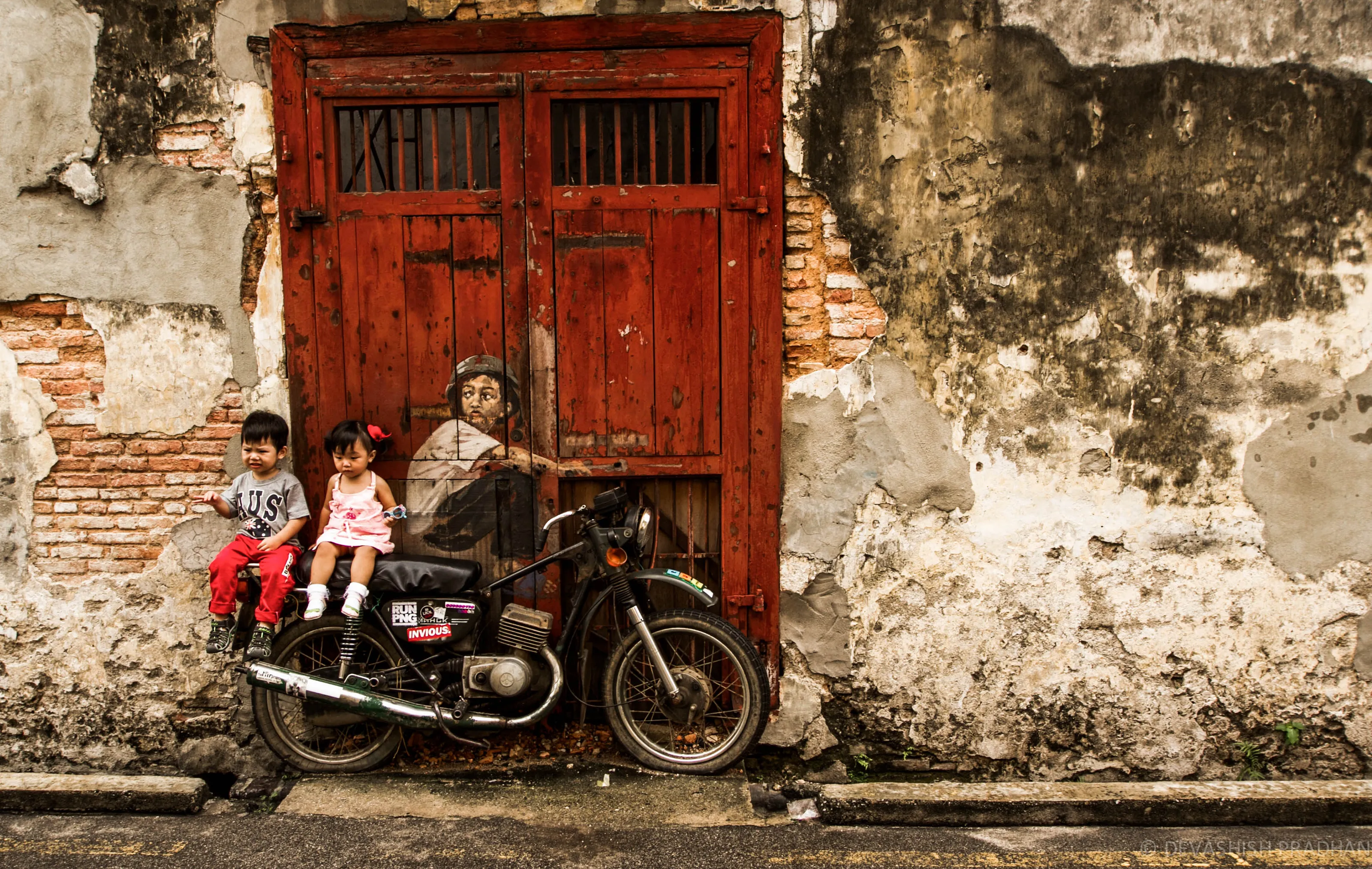 Street Scenes with Murals (in colour)