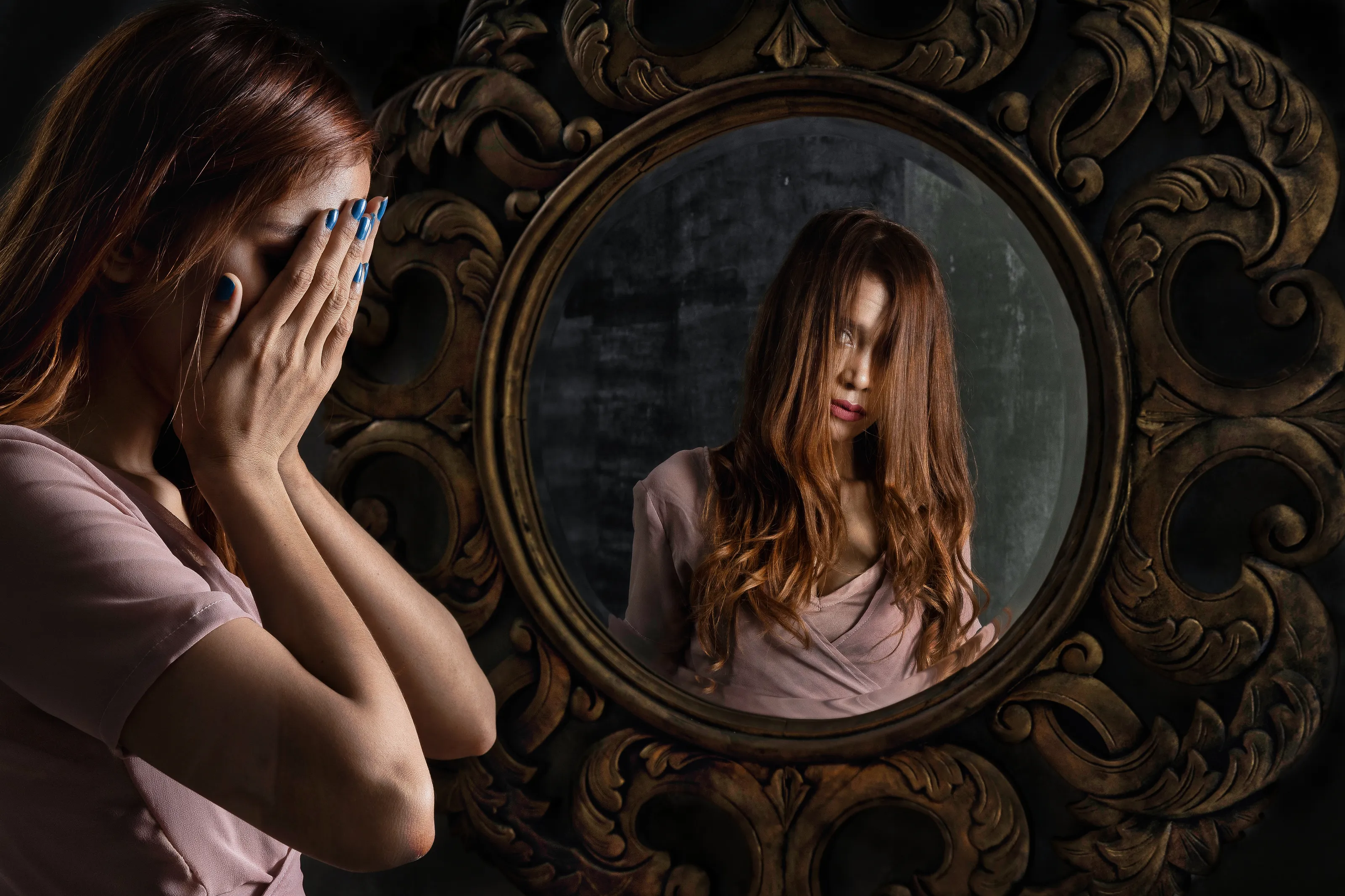 Human Reflections in a Mirror