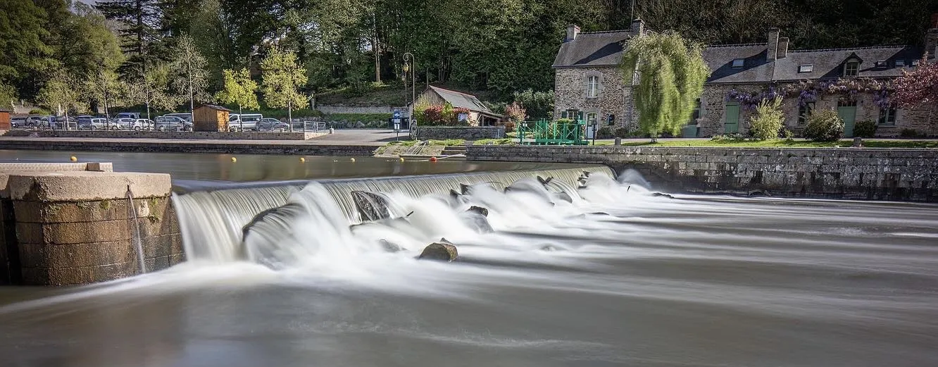 Weirs on Rivers and Canals