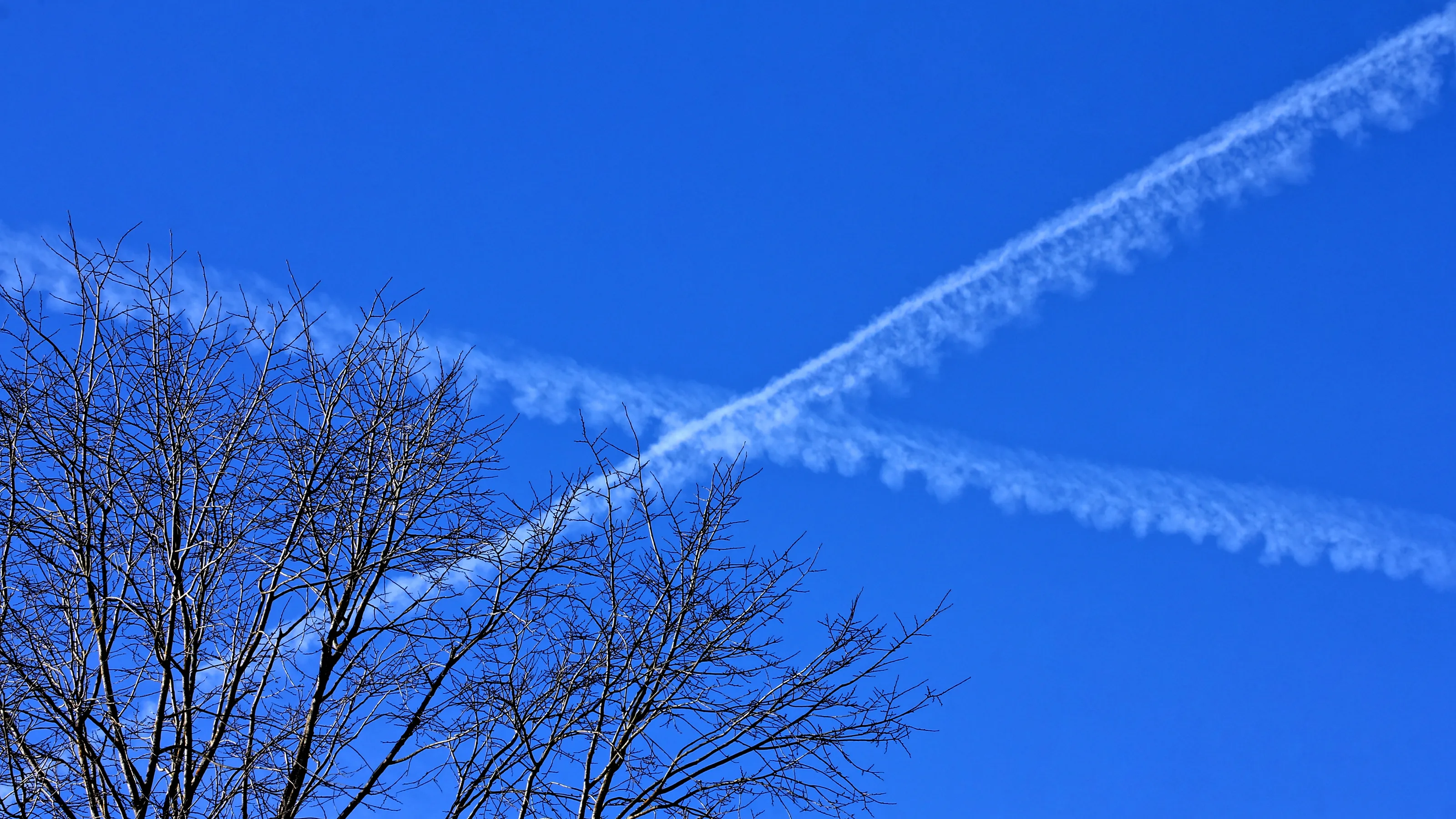Vapour and Smoke Trails from Aircraft (in colour)