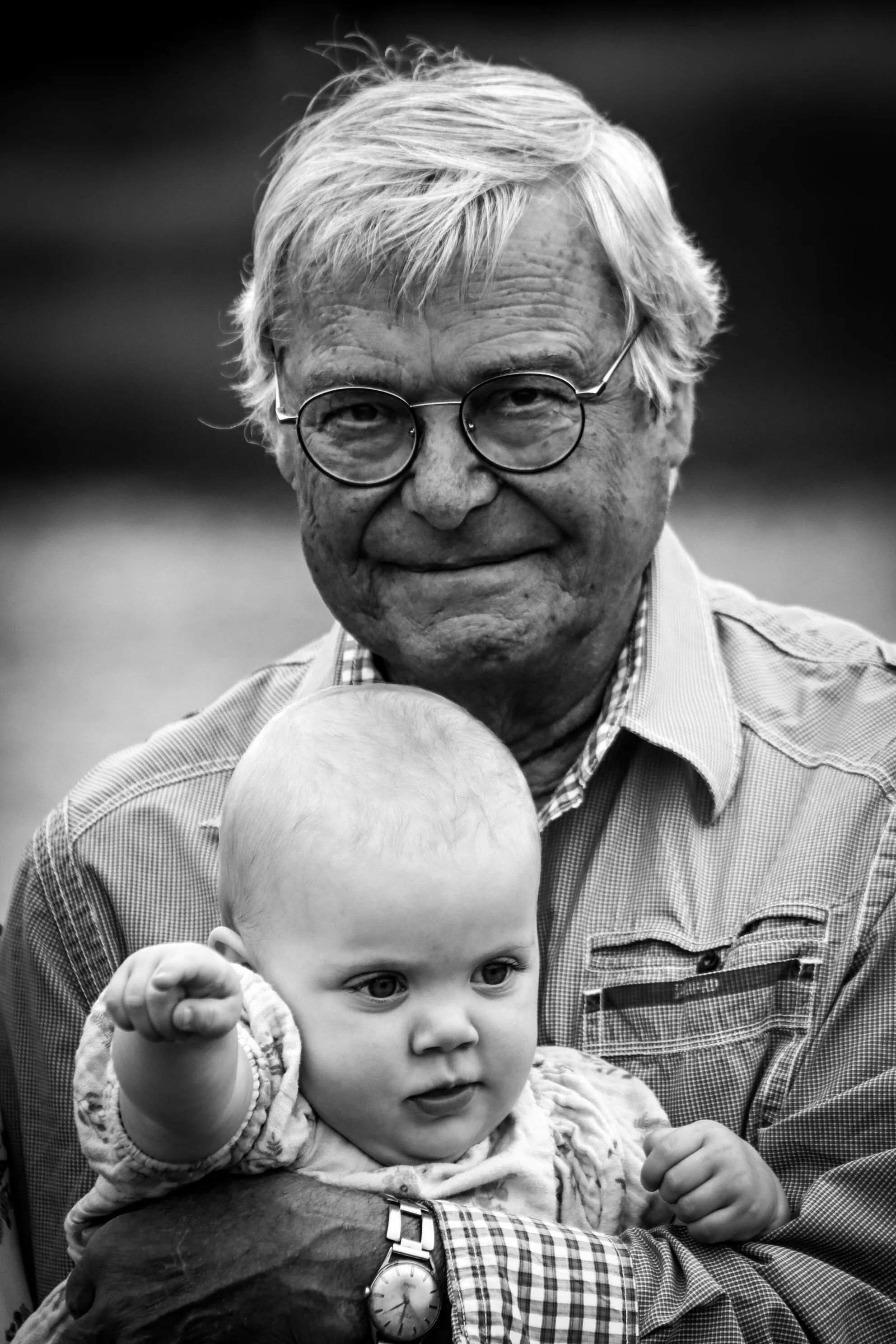 Grandpa with his great grandchild in his last moments