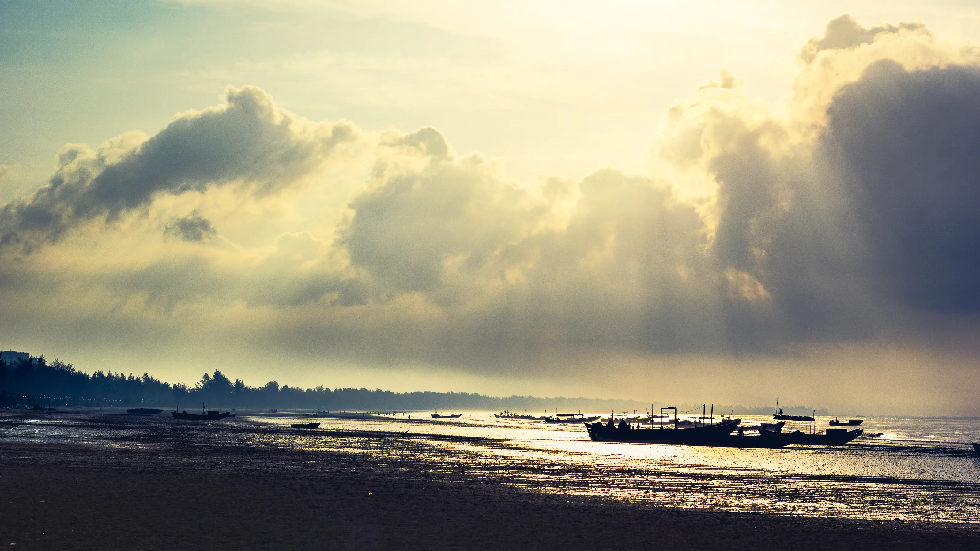 Vietnamese fisherman - boats at dawn