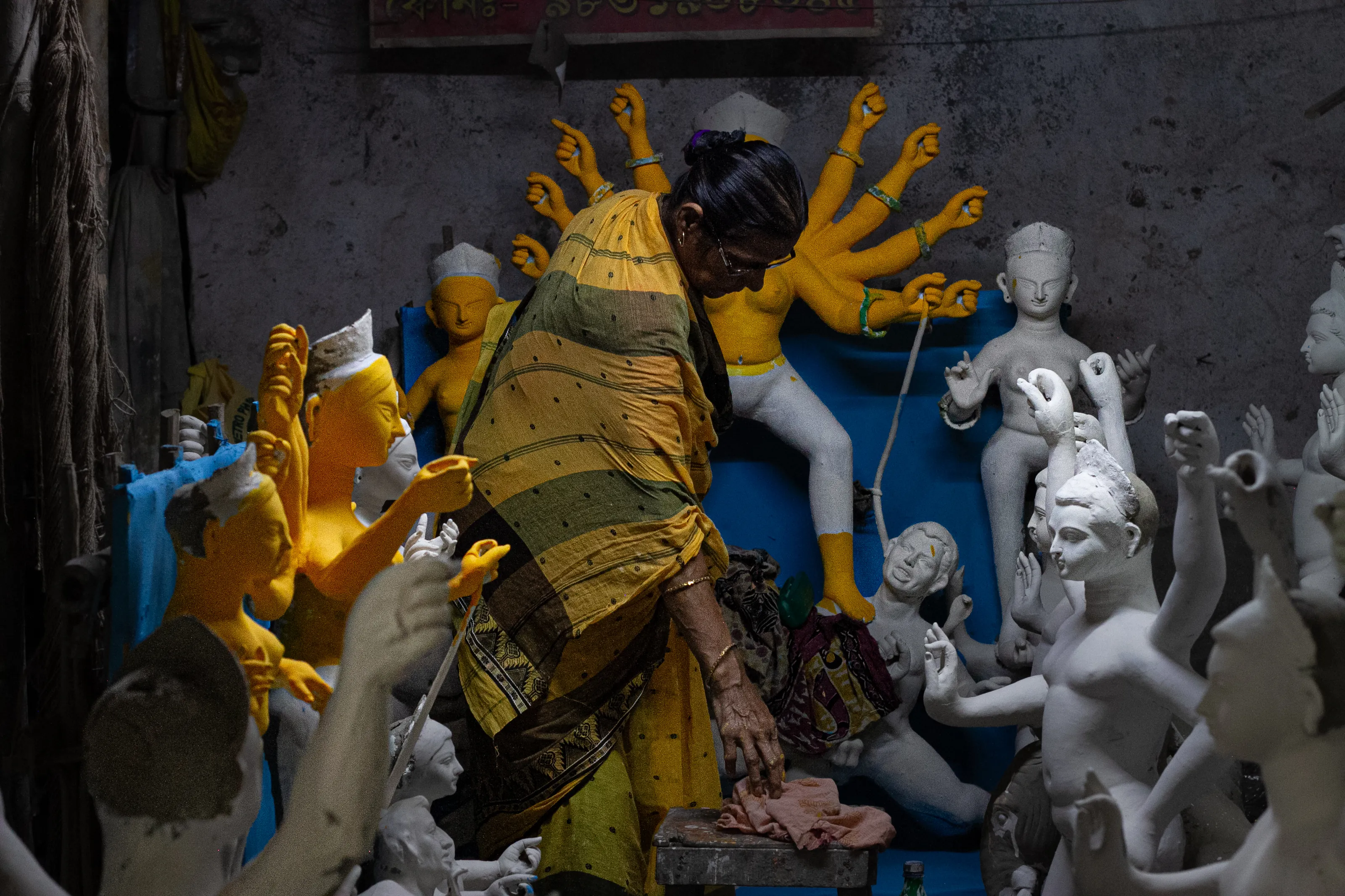 Dhoshobhuja (A person with 10 hands)