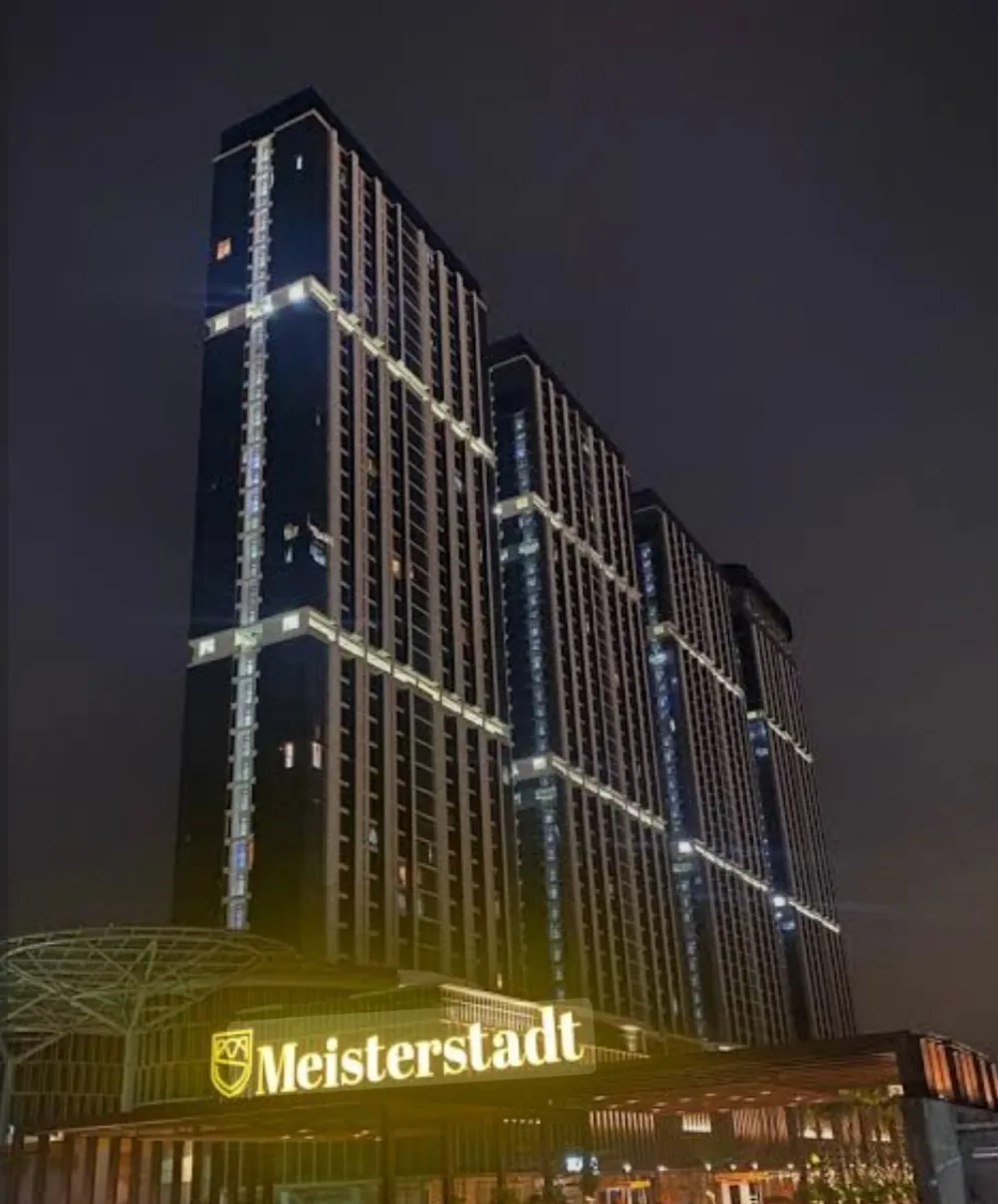 Potret gedung malam hari
