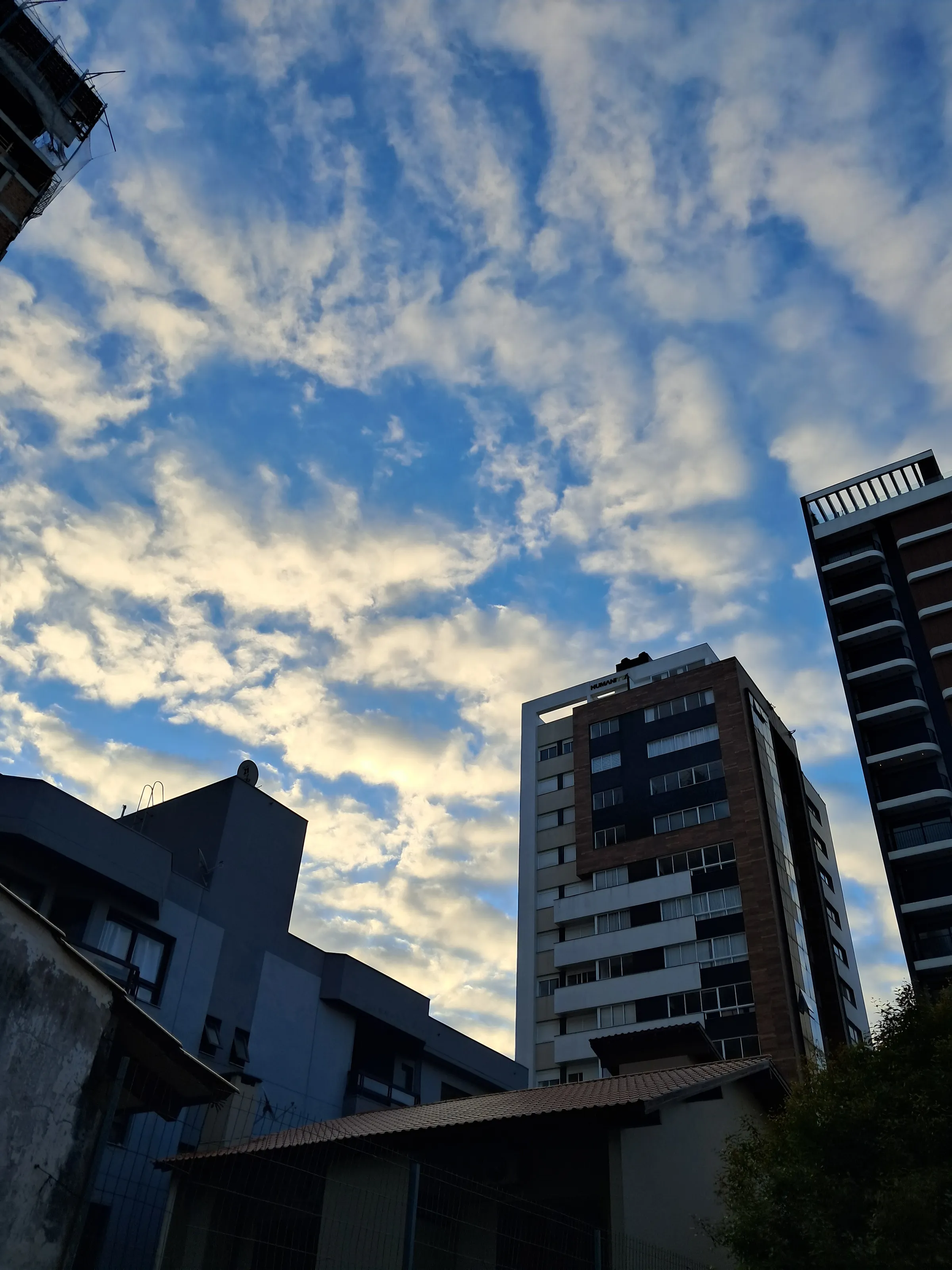 "Entre prédios e nuvens"
