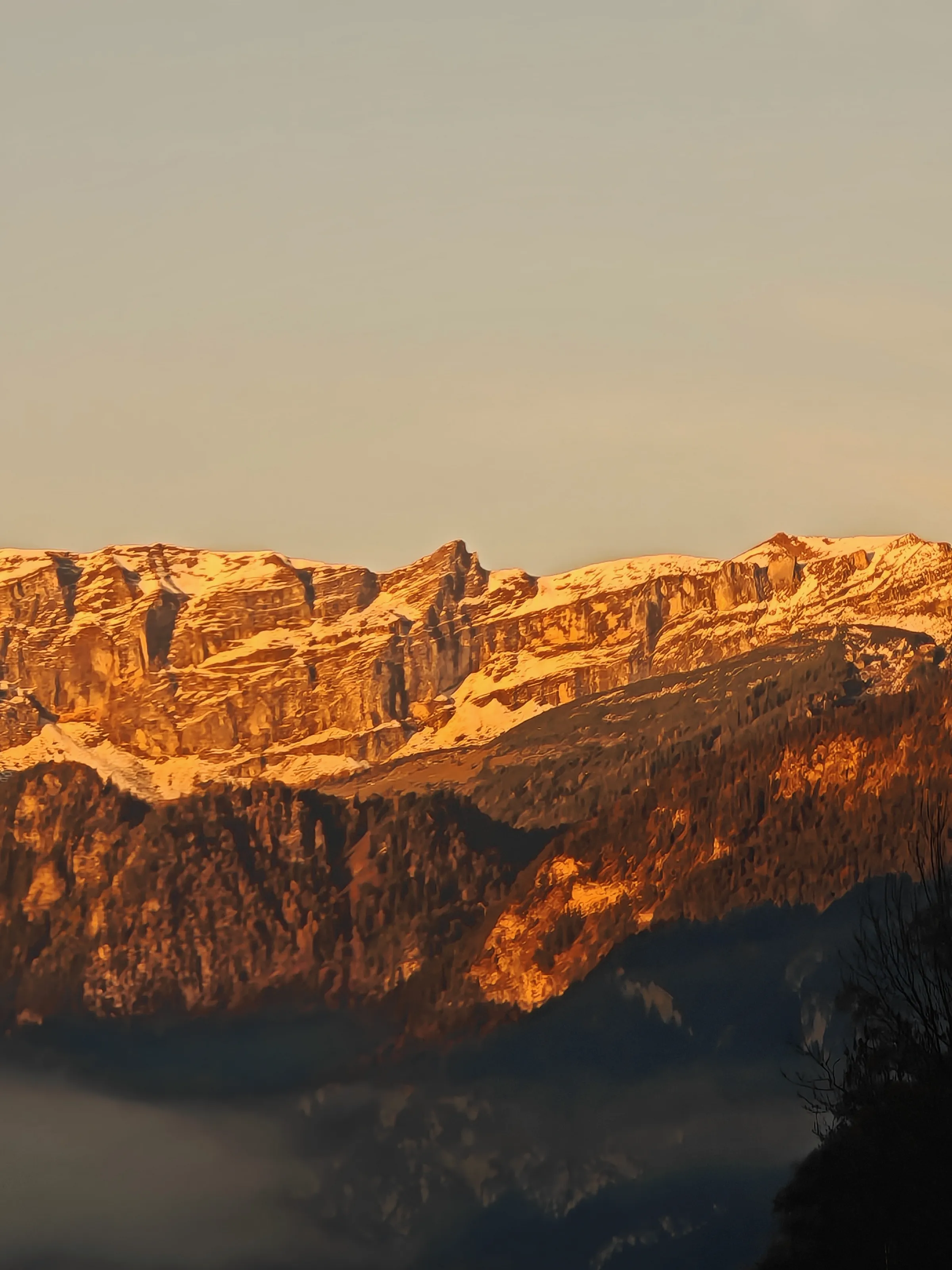 Berg vom Auto aus fotografiert
