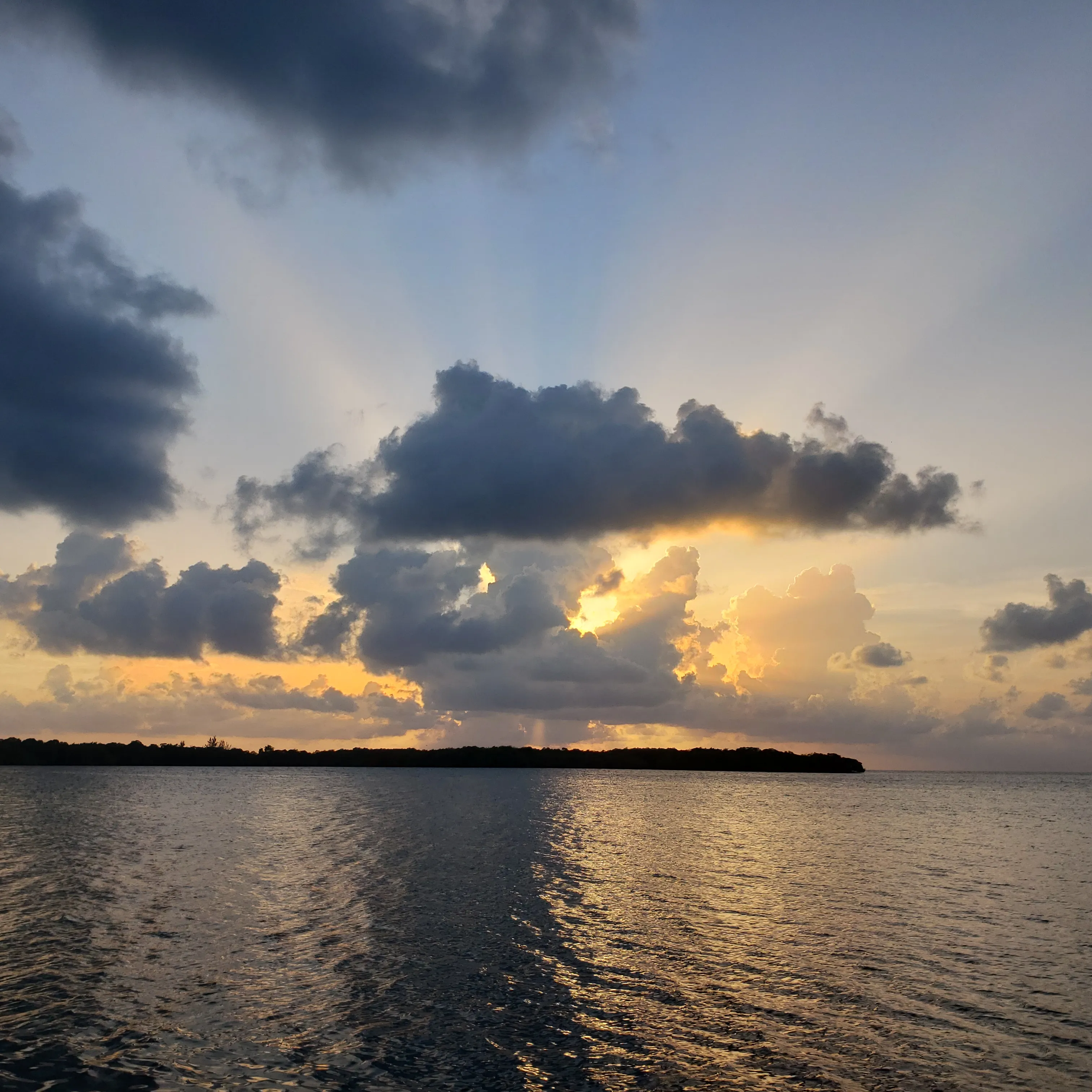 Sunset Magic roatán