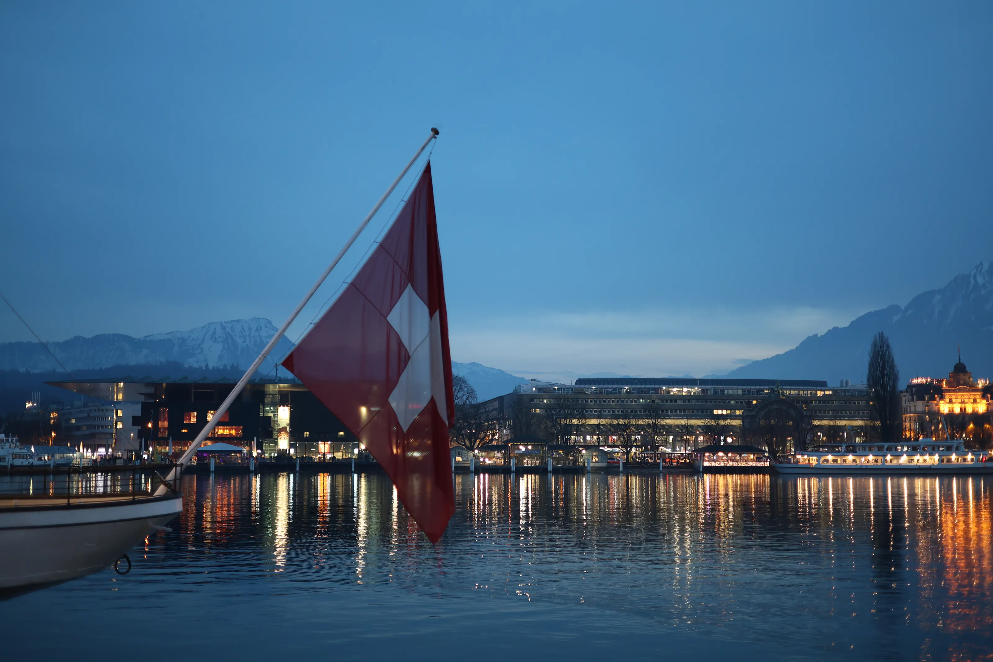 Swiss flag on Luzern's lake