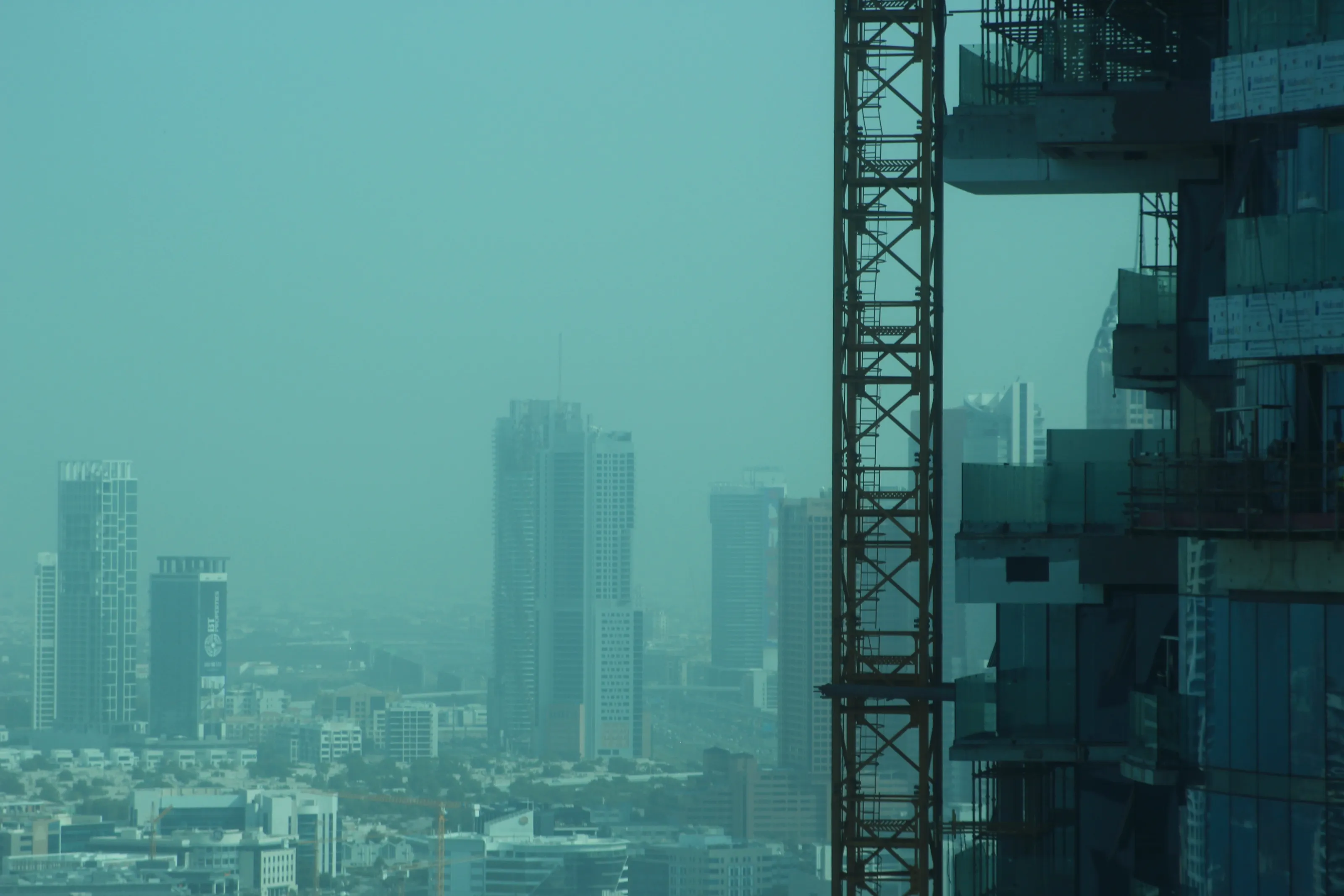 Rising through the haze, Dubaï
