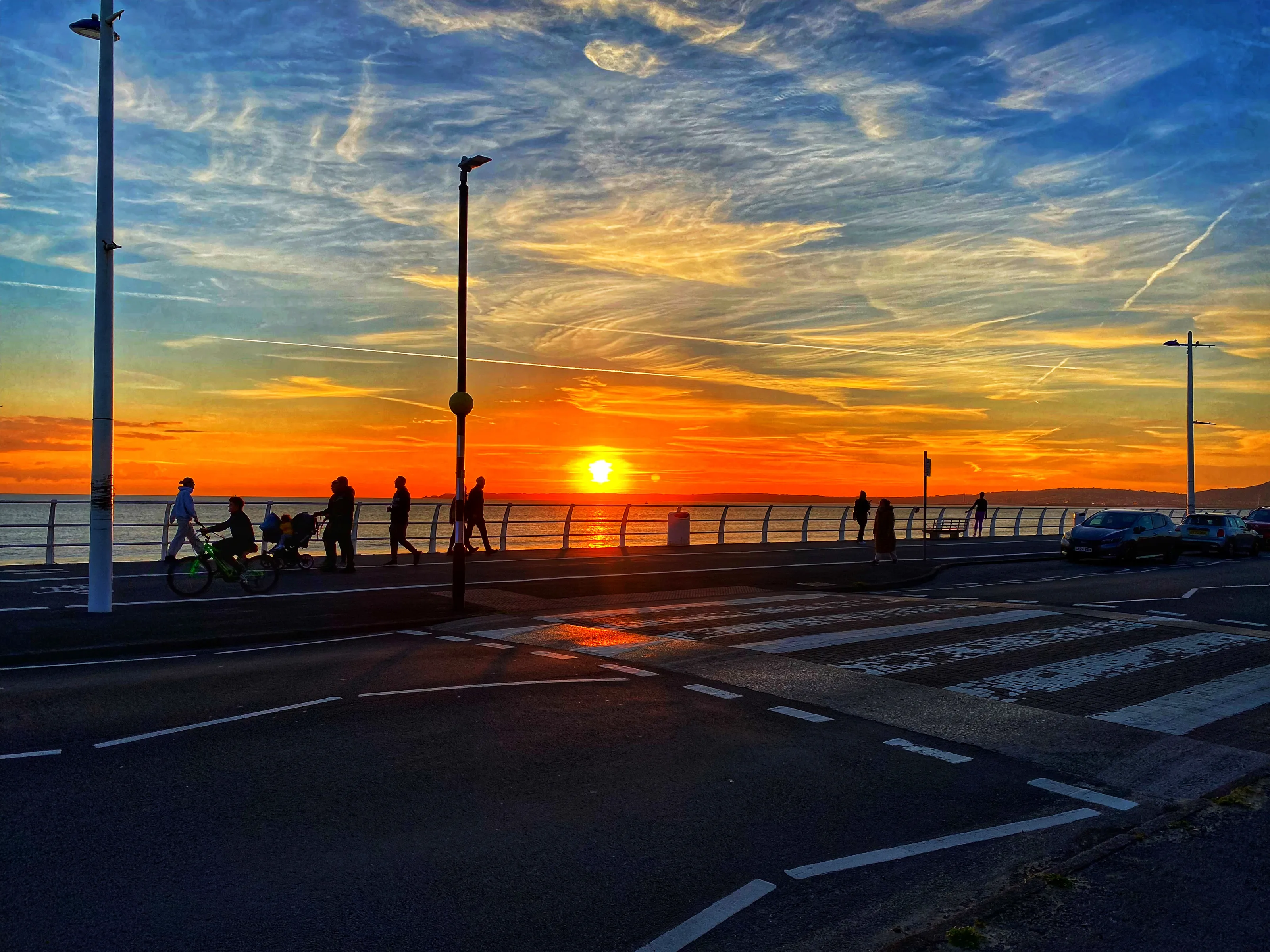Promenade silhouettes.