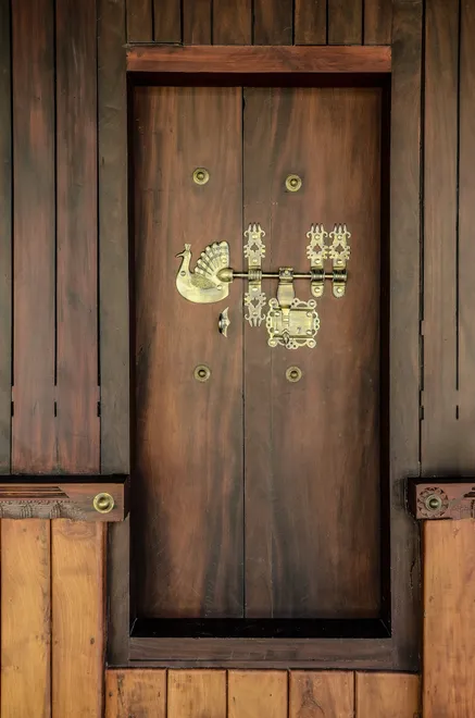 Peacock latch