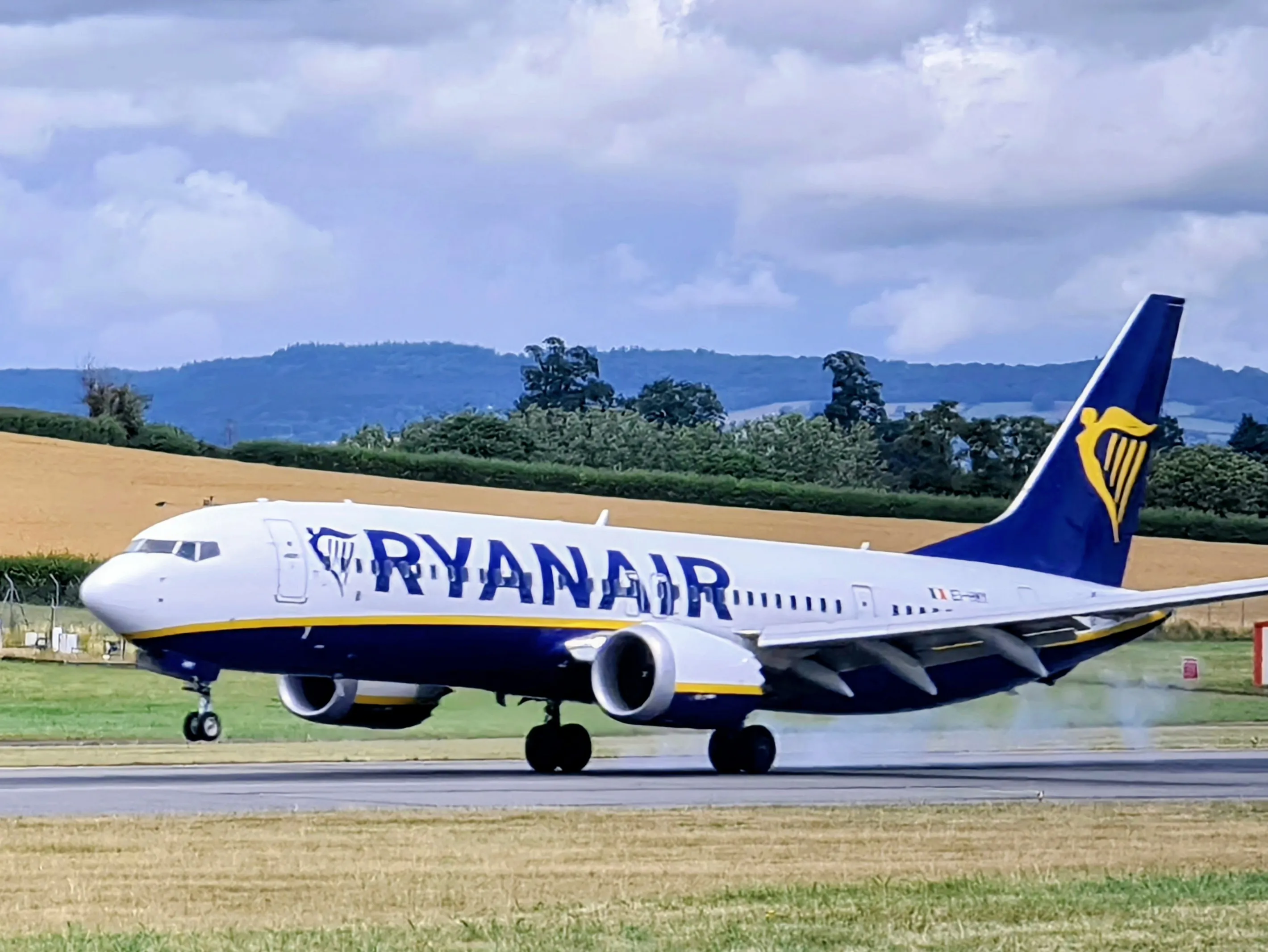 Ryanair 737 Touchdown at Exeter Airport.