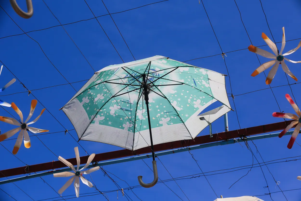 UMBRELLAS 04 : Umbrella in the sky