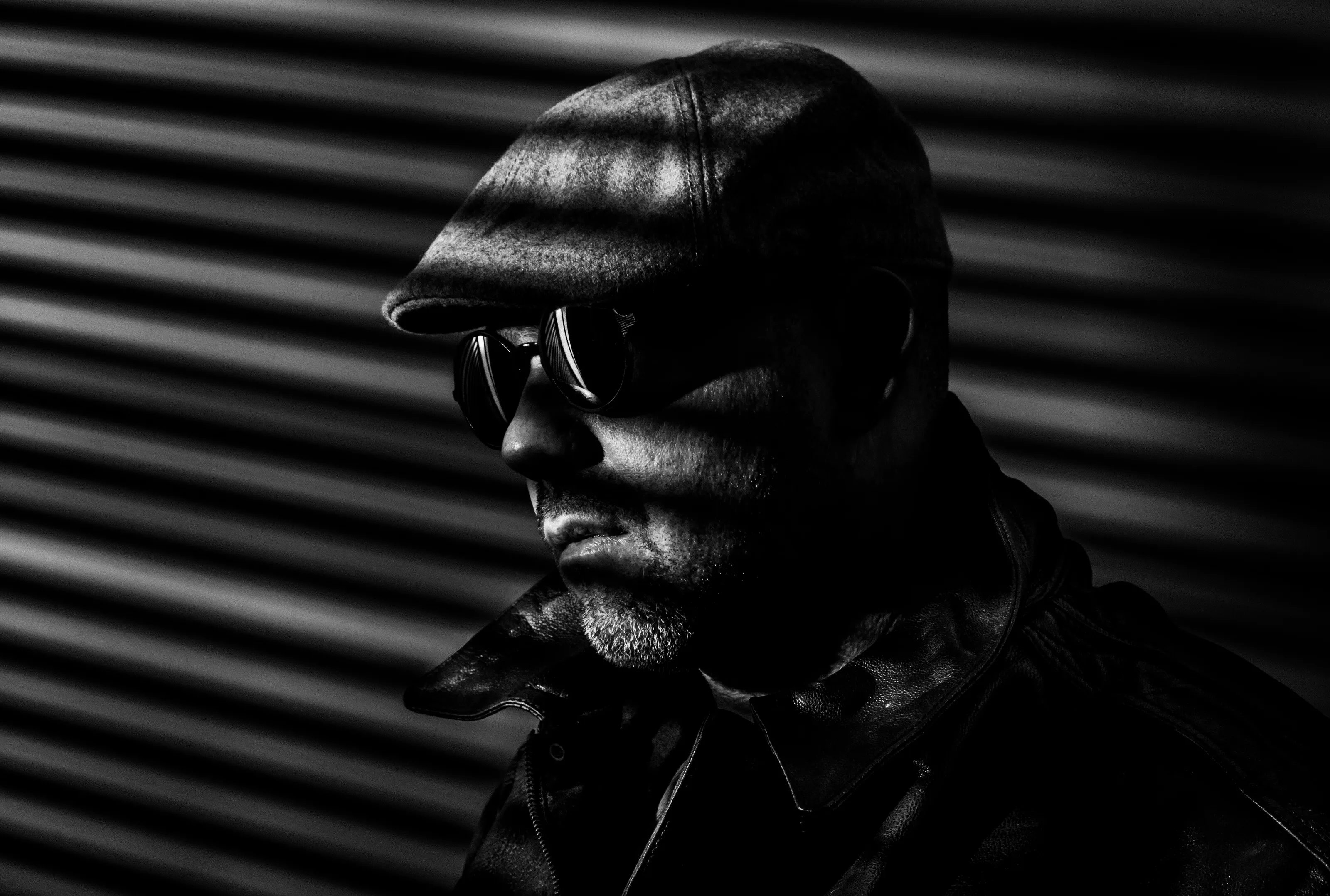 Self portrait in noir .