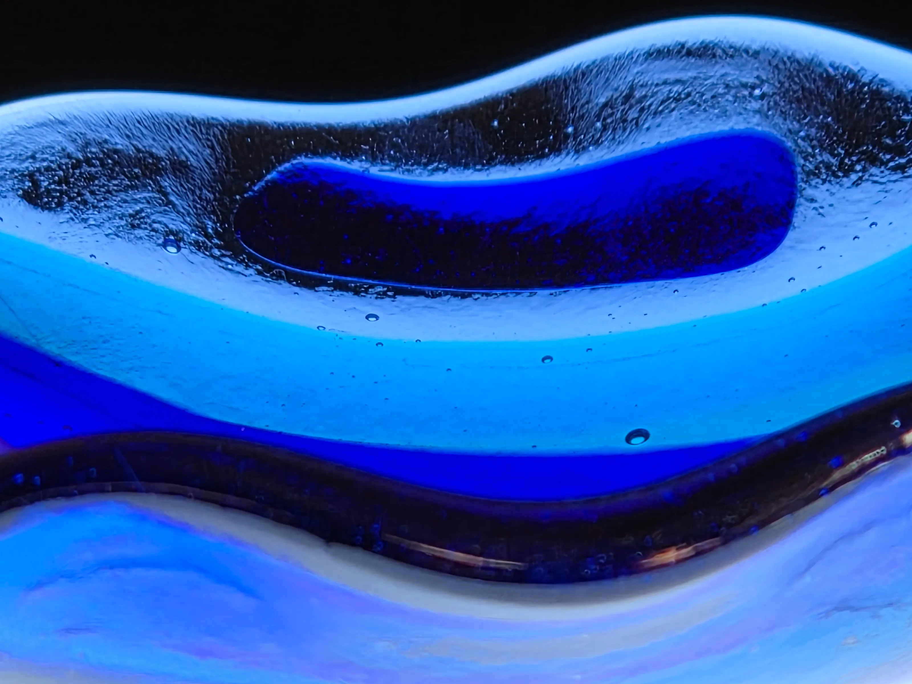 Curved glass bowl