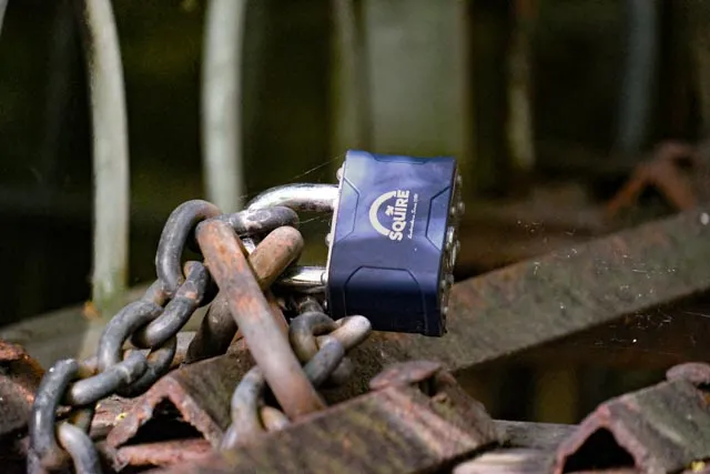 3490 Chain and padlock
