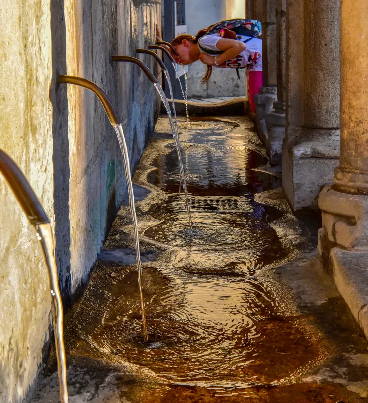 Fountain Fraterna or 7 Cannelle