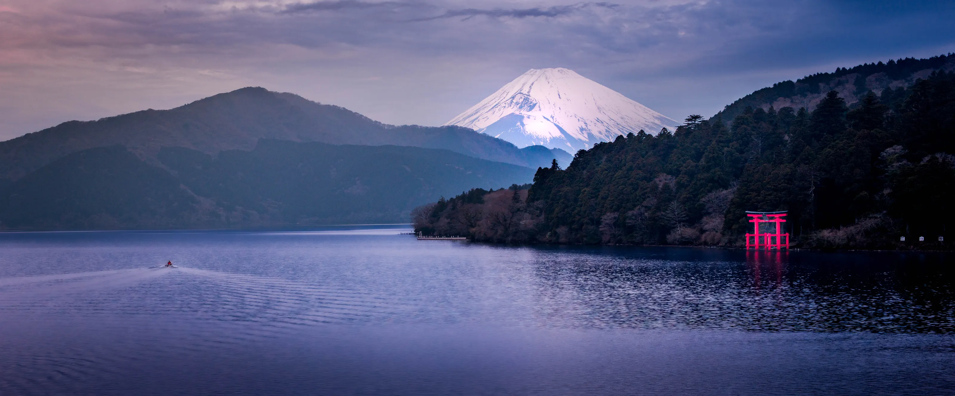 Loan Boatman on Lake Ashinoko