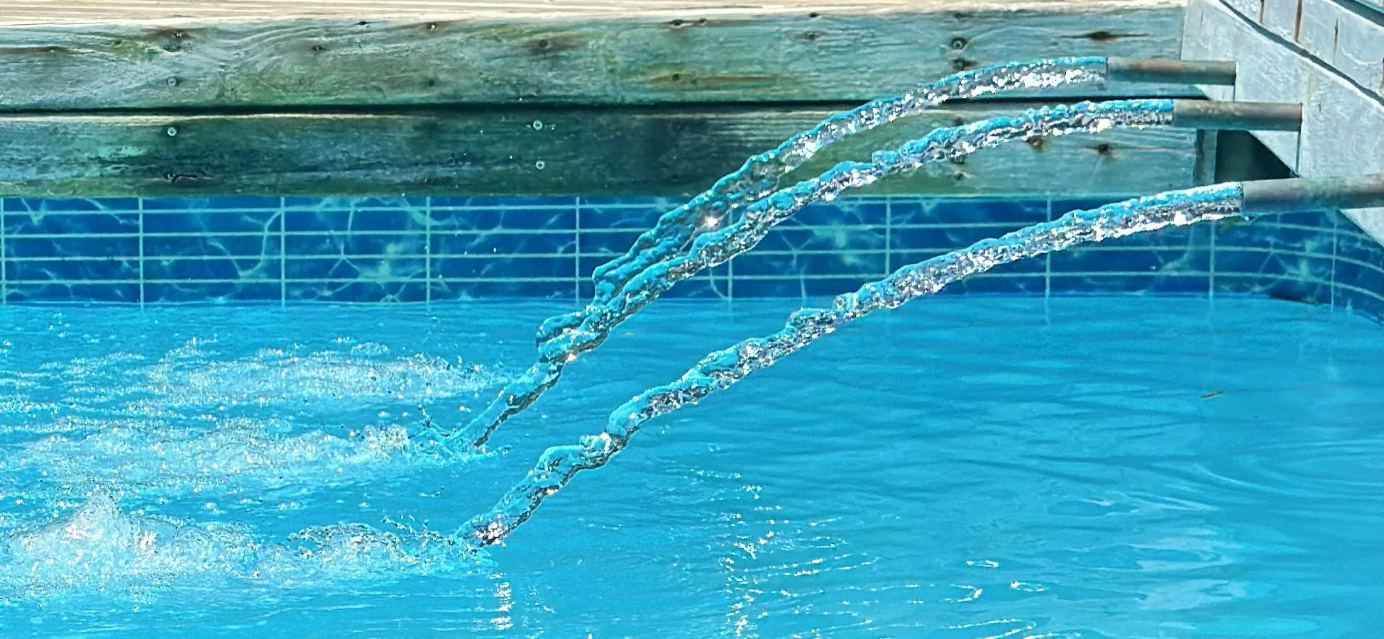 Pool water feature