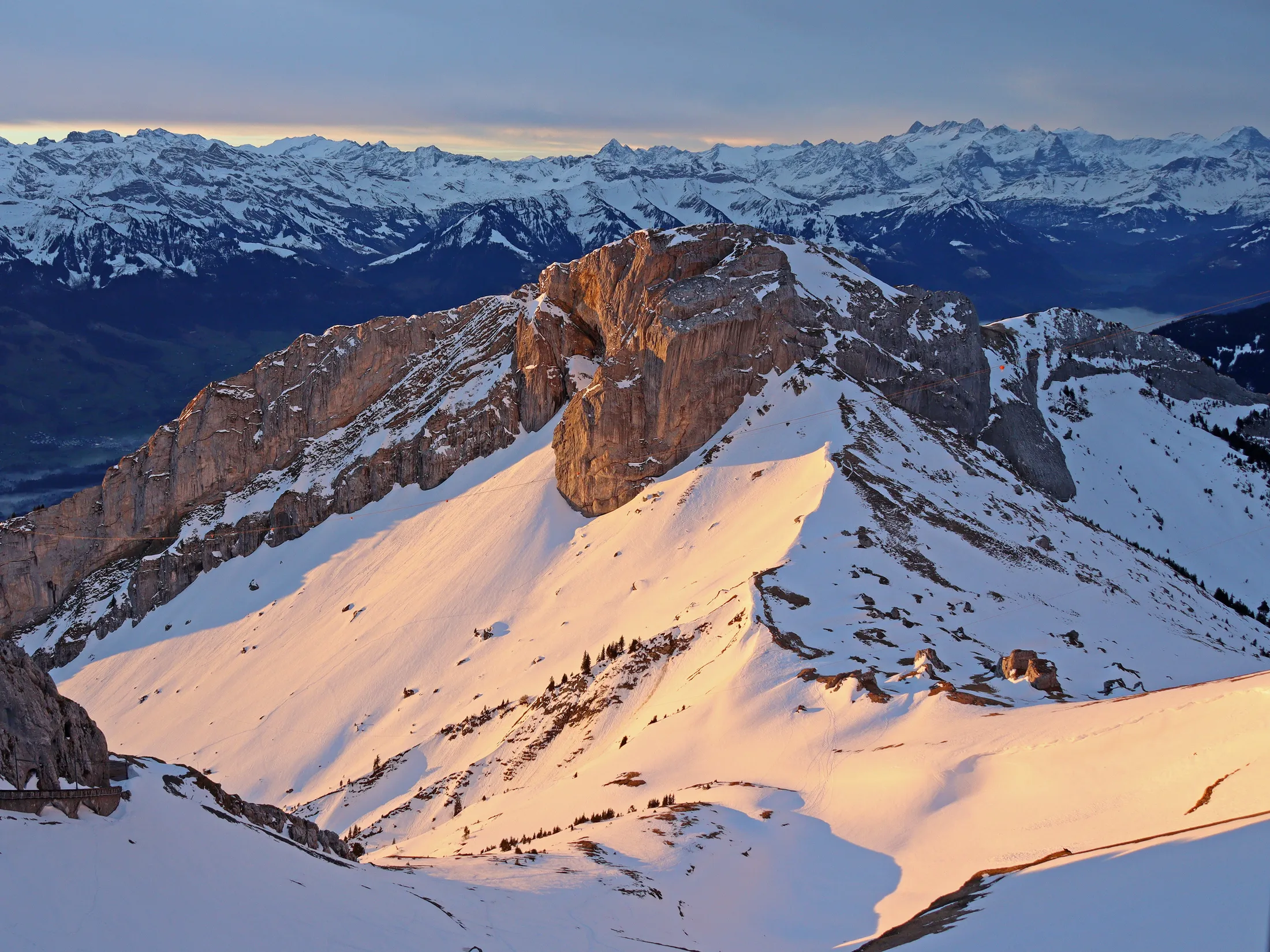 Quand le Soleil dit Bonjour aux Montagnes