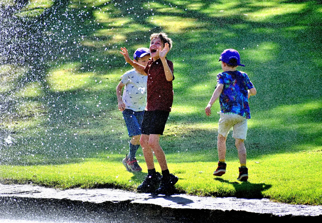 Kids by fountain.
