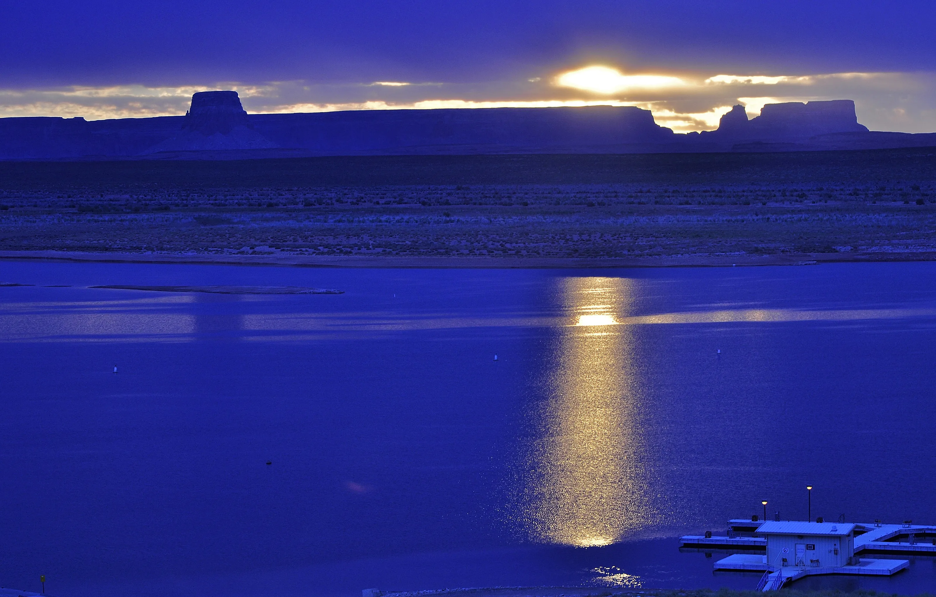 Early morning at Lake Hamilton, Utah