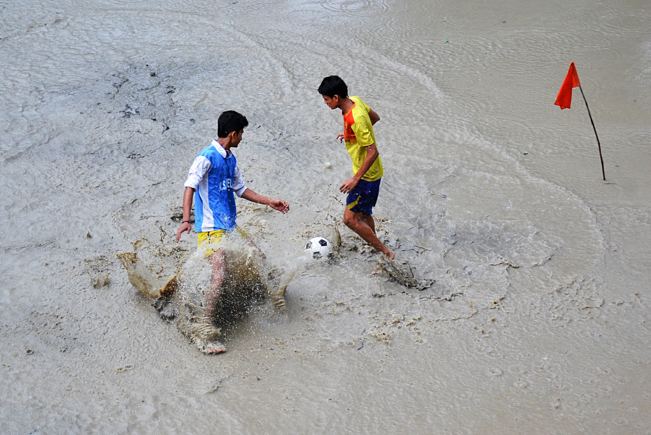 SOCCER IN WATERRY GROUND