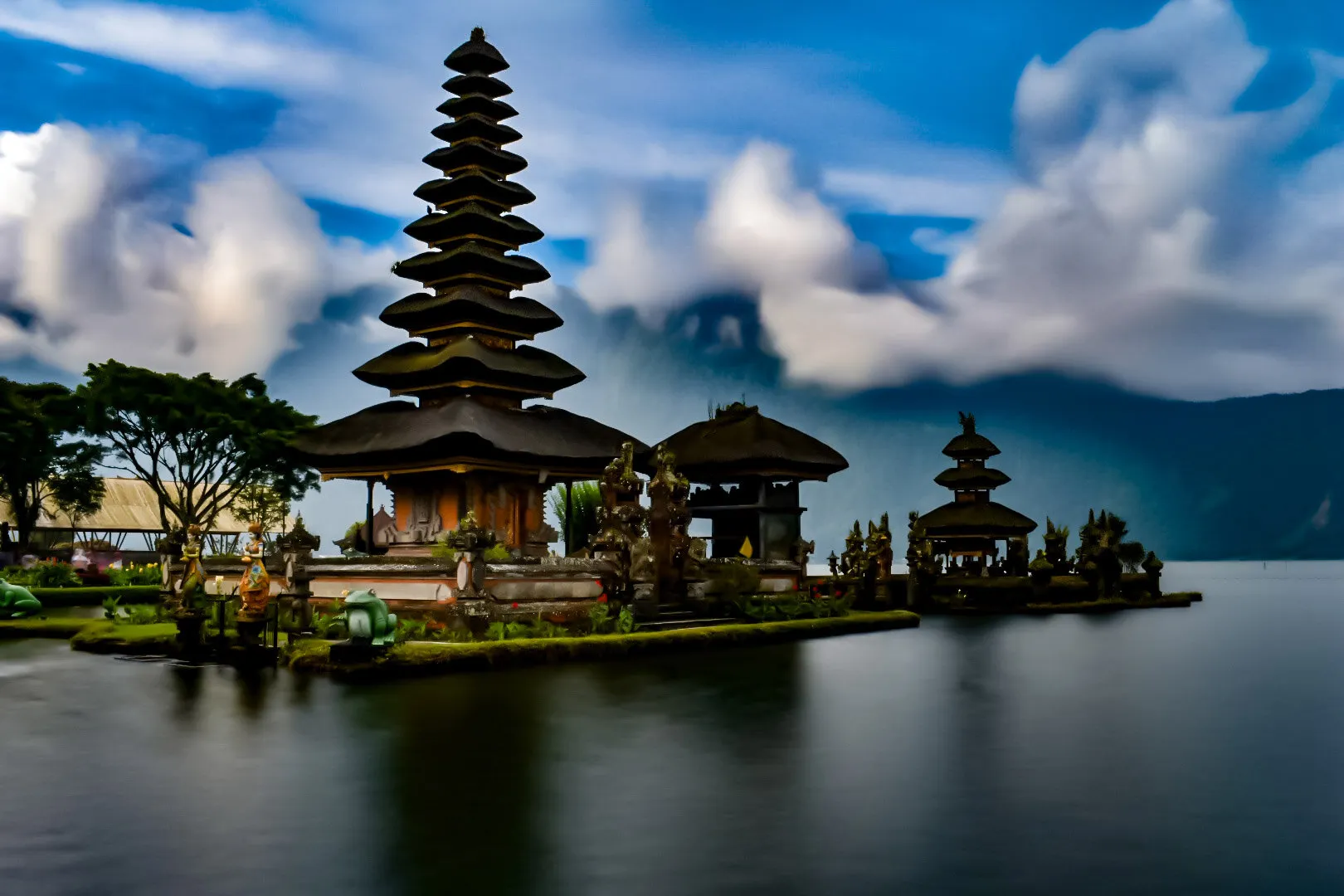 Bedugul lake temple, bali