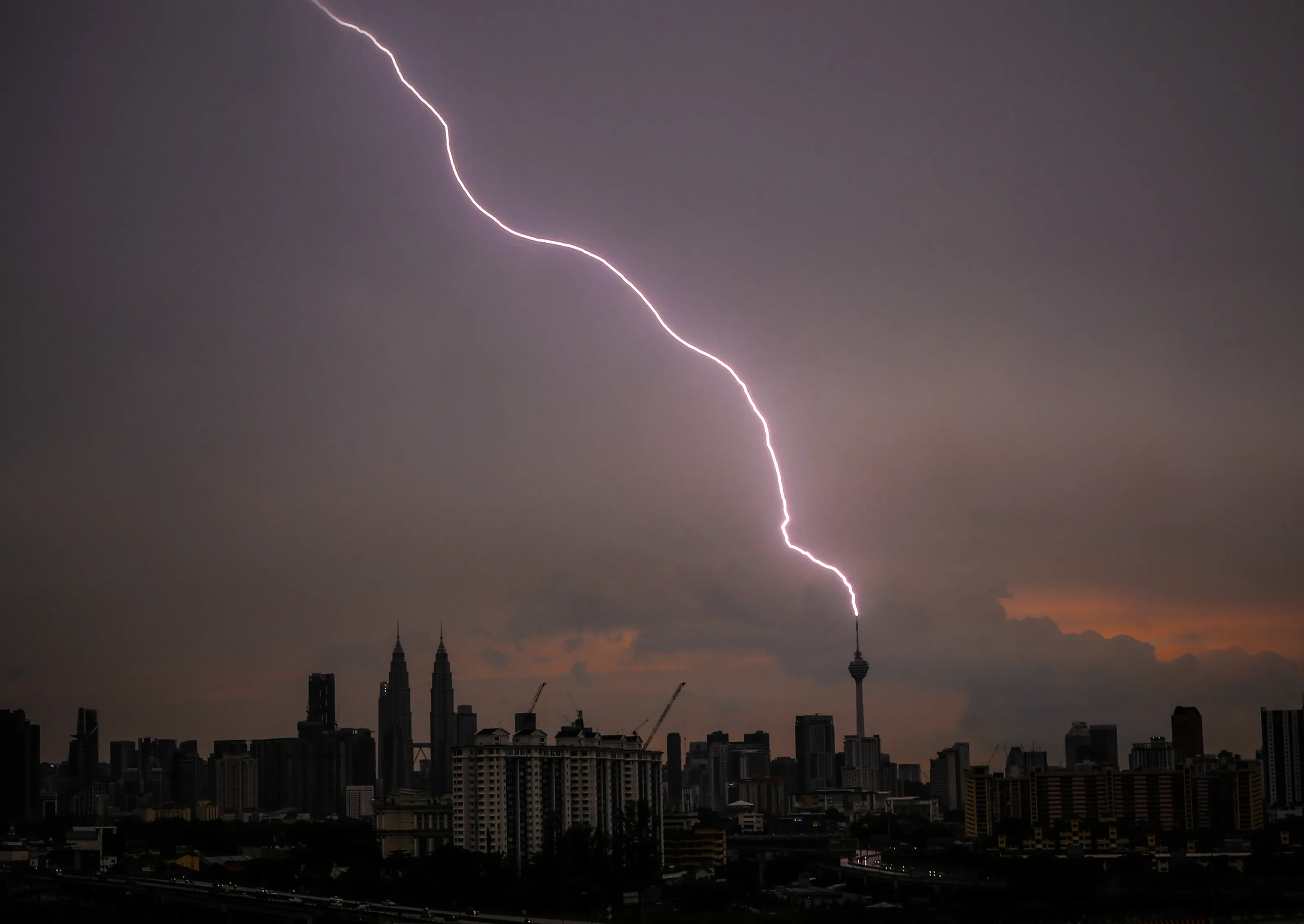 Lightning strikes Kuala Lumpur Tower