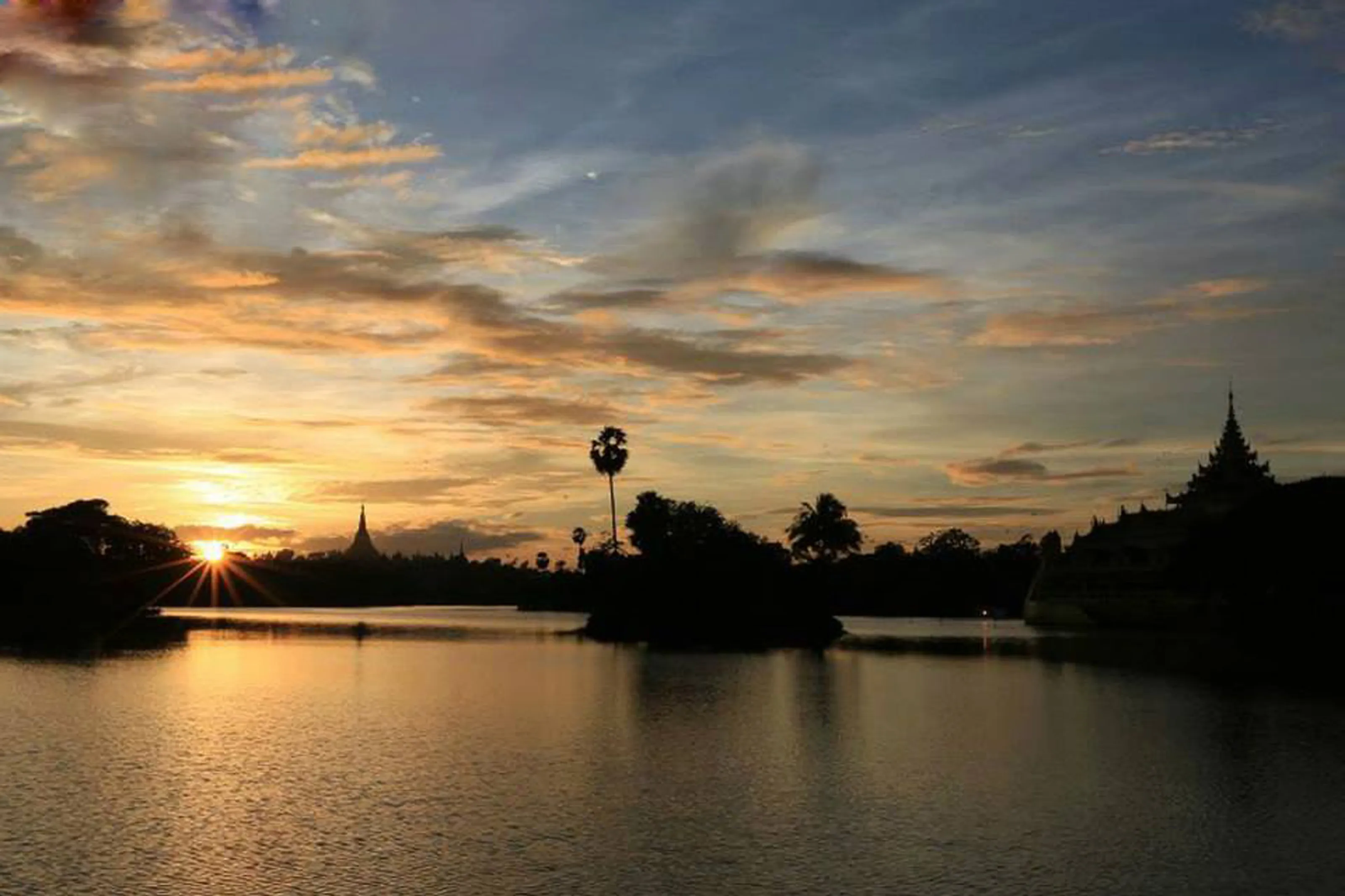 Sunset at Shwedagon pagoda