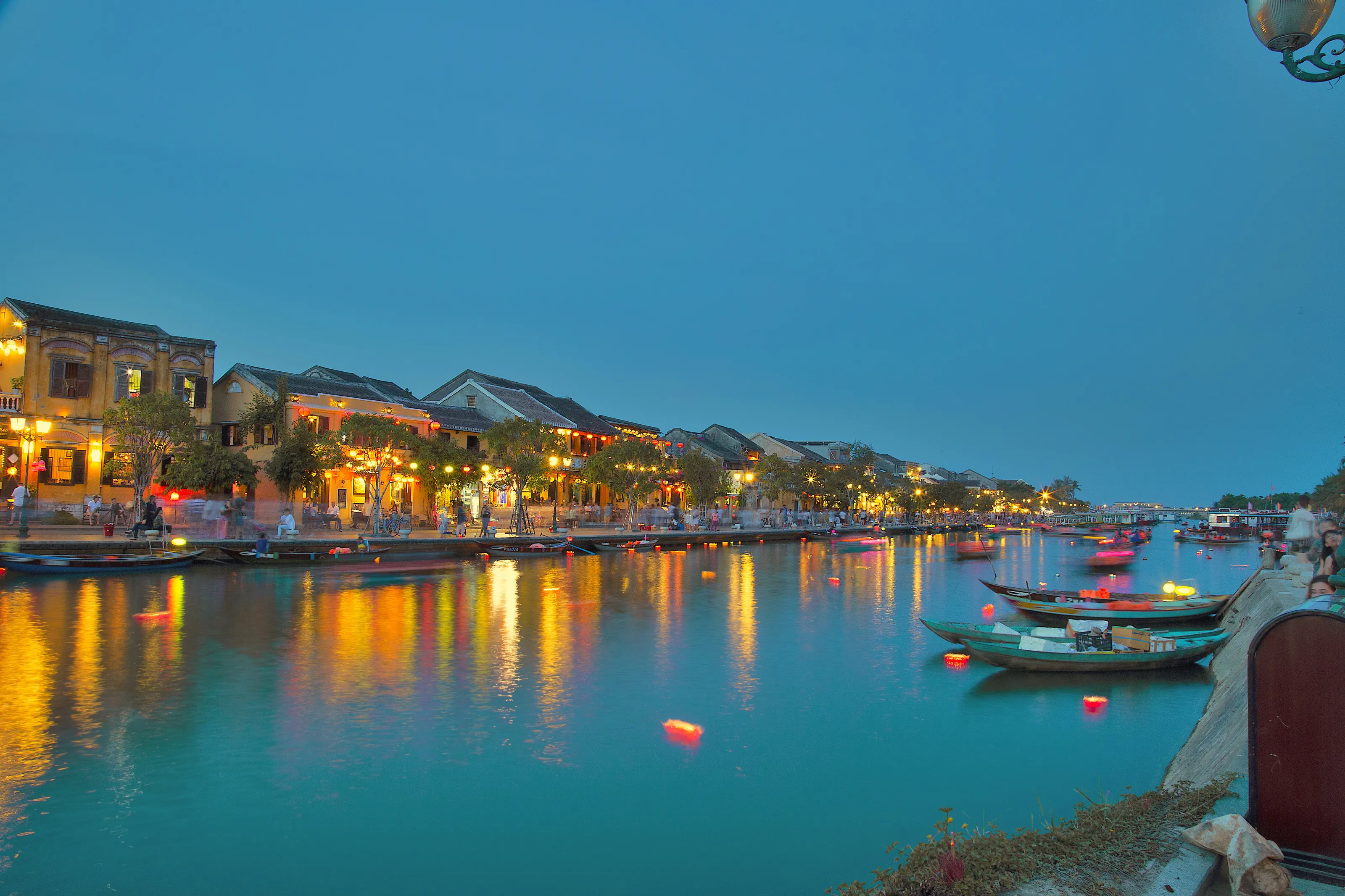 Light along the river in Hoian