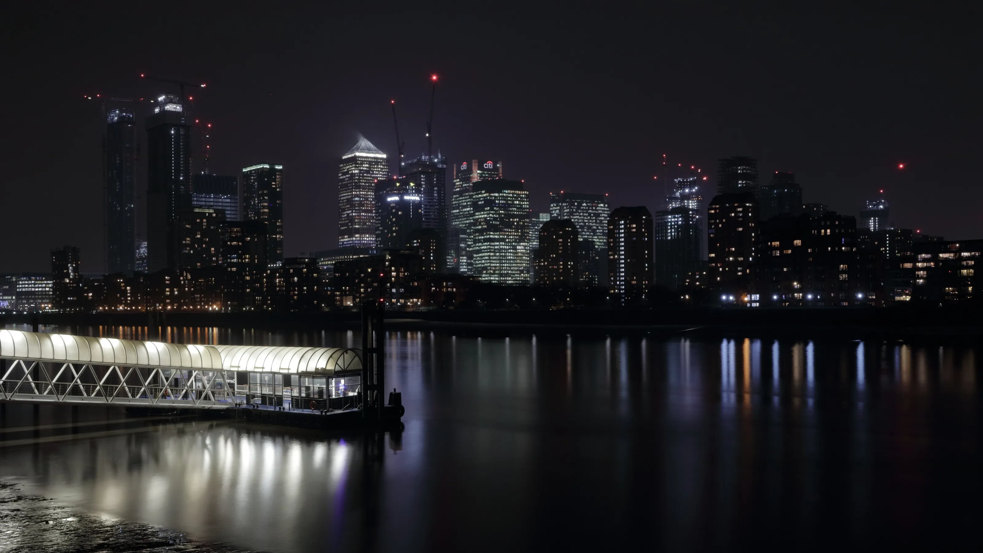 London pier at night