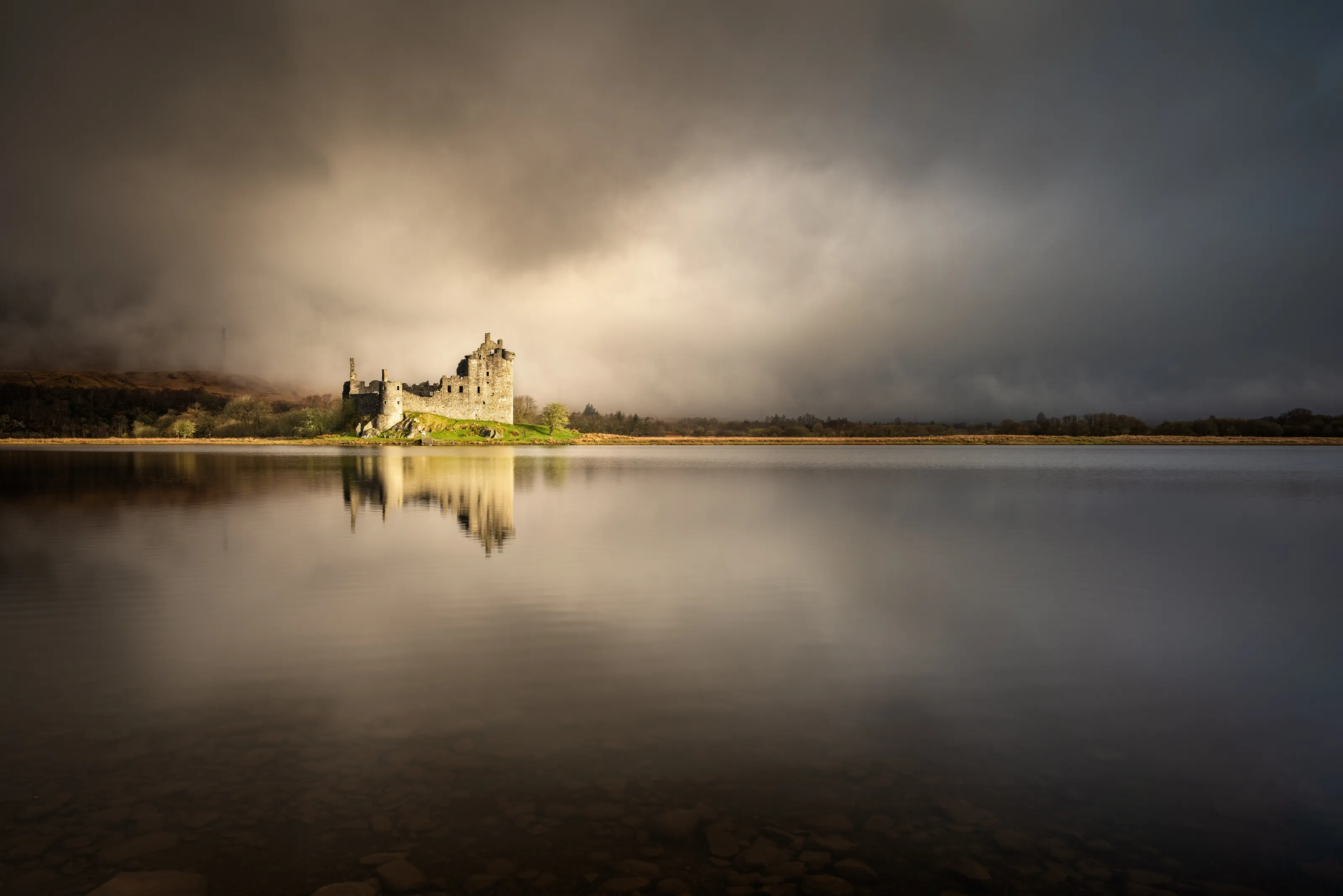 light at kilchurn castle