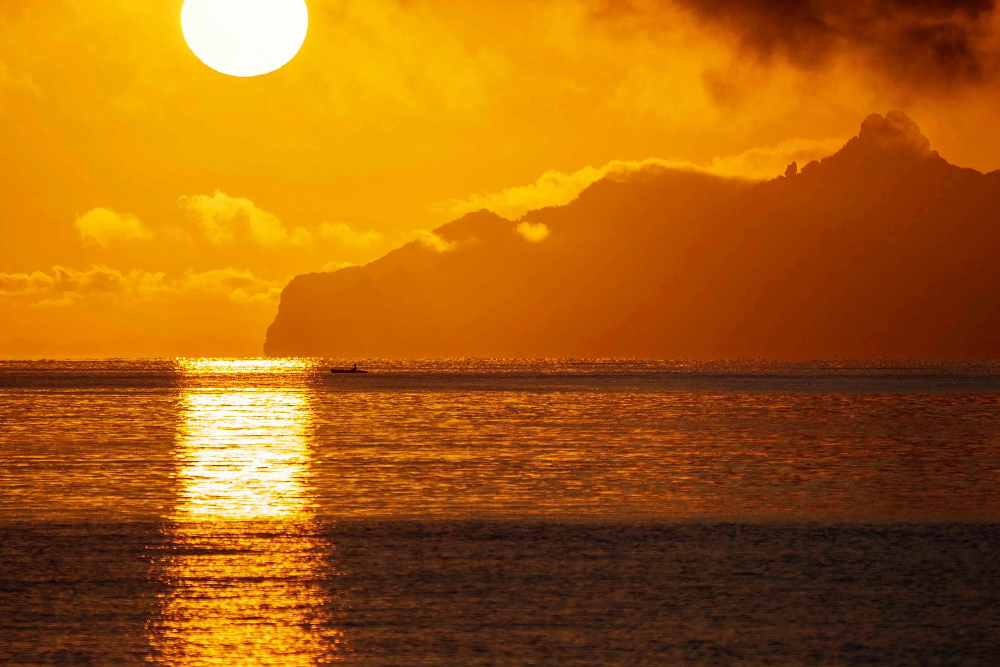 Sunrise over the Hen and Chickens islands
