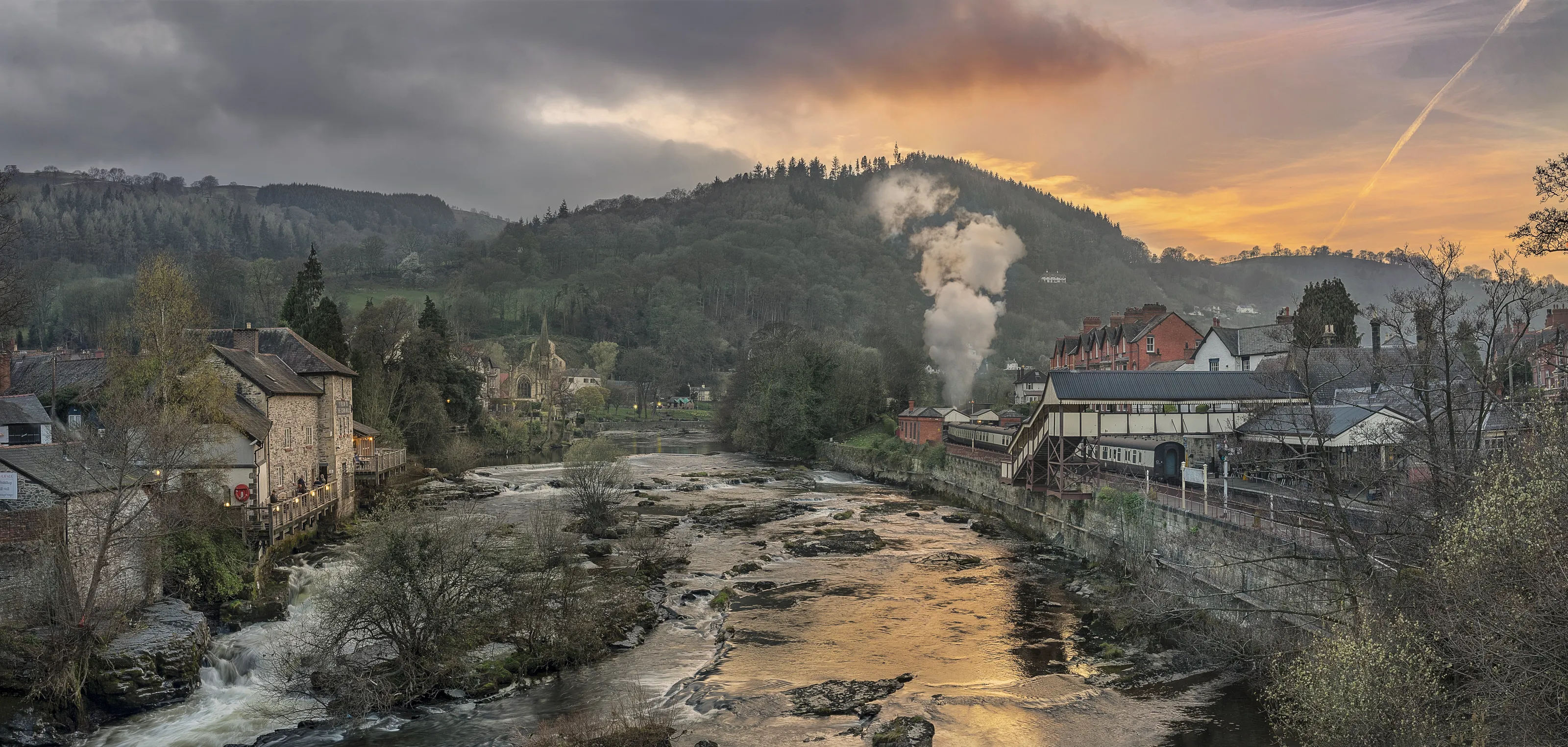 late train leaving Llangollen Station