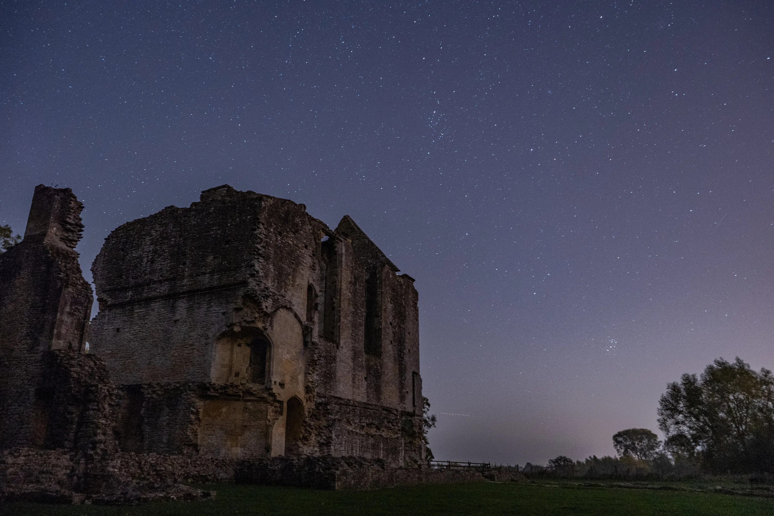 Star covered night a minster ruins
