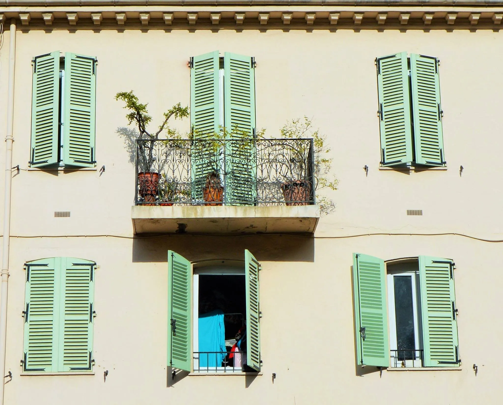 Cannes ~ Shutters